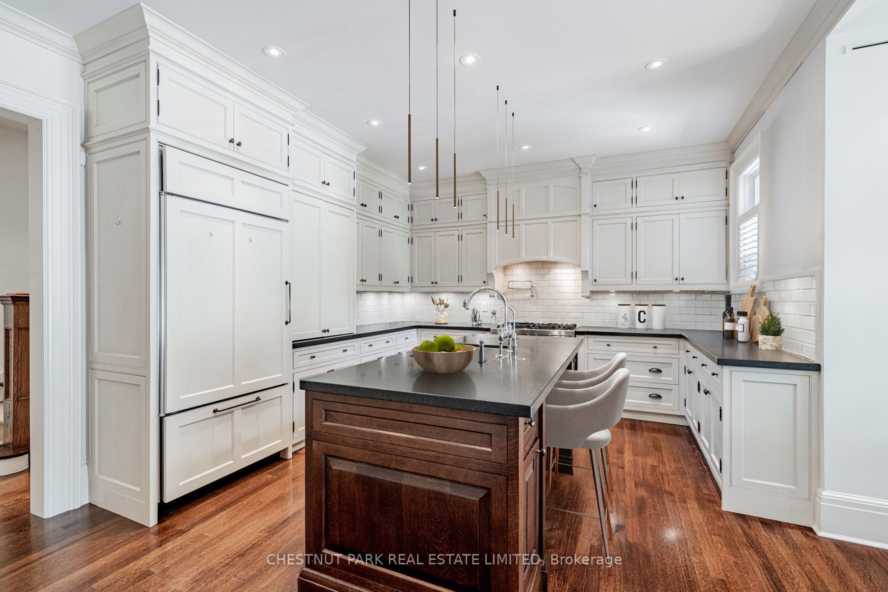 32 Roxborough Street Property Photo 6