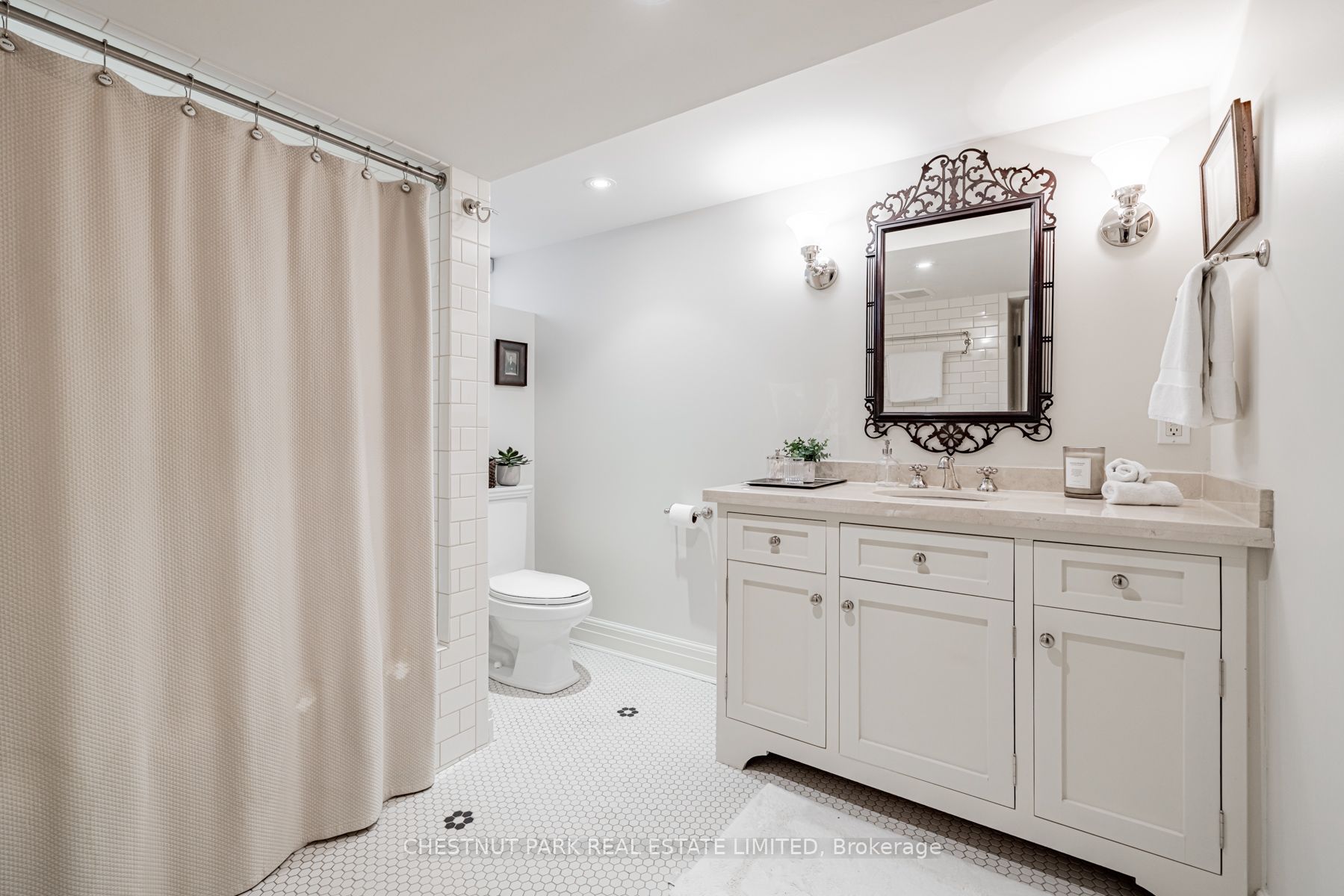 32 Roxborough Street Property Photo 37