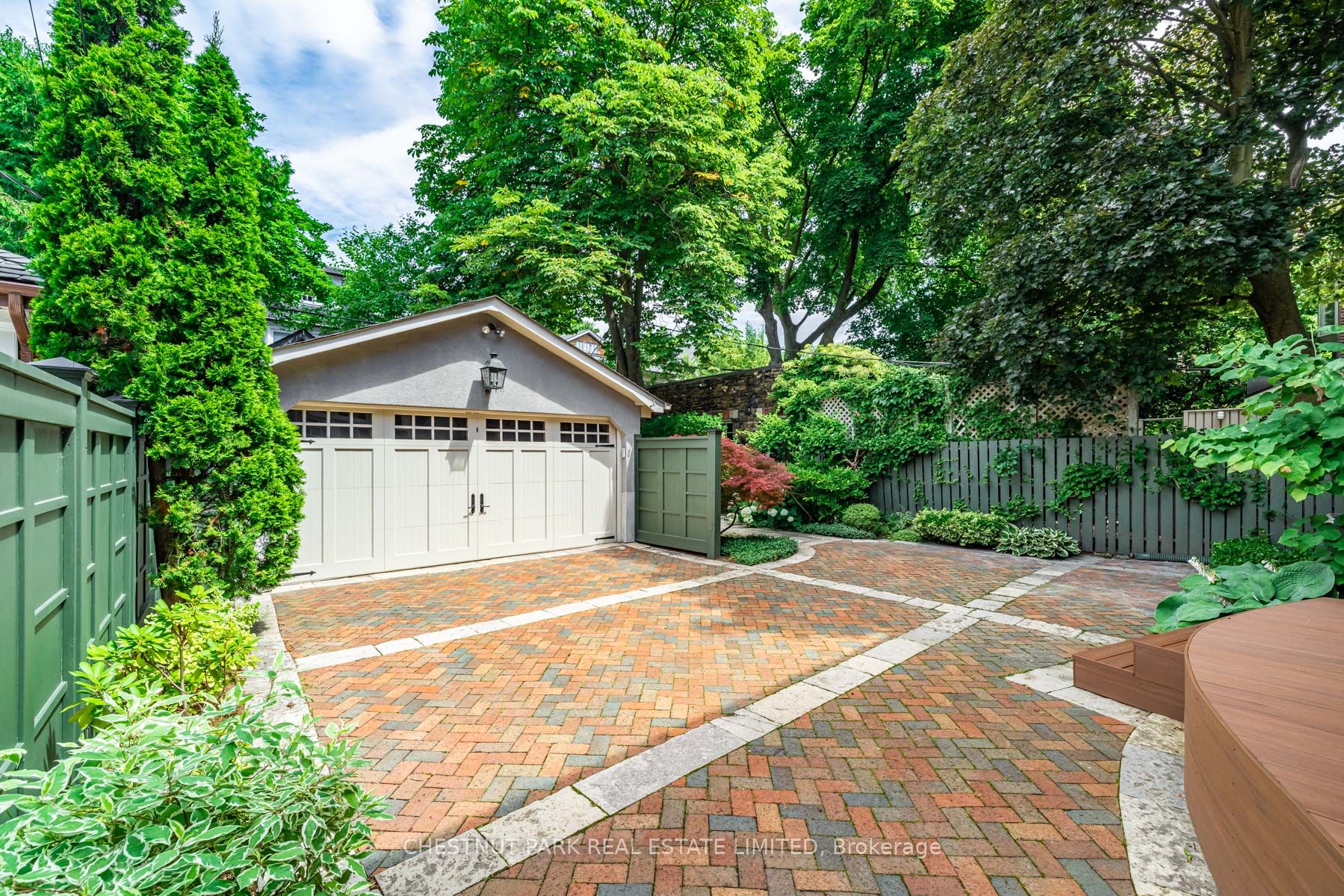 32 Roxborough Street Property Photo 40