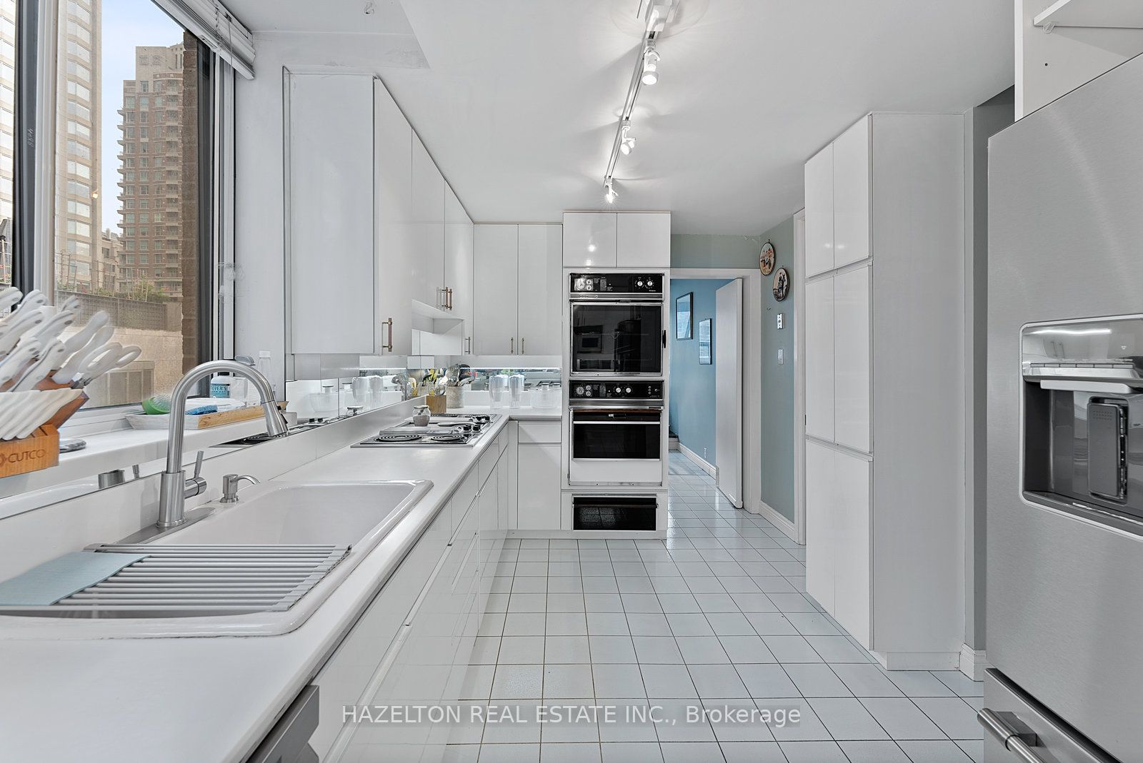 #402 - 18a Hazelton Avenue Property Photo 13