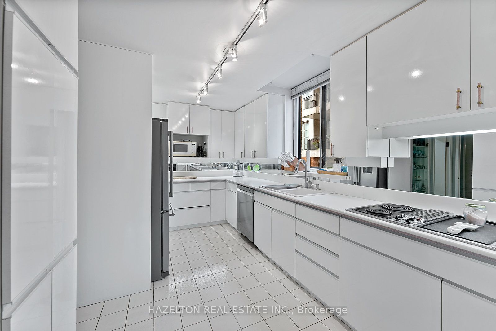 #402 - 18a Hazelton Avenue Property Photo 14
