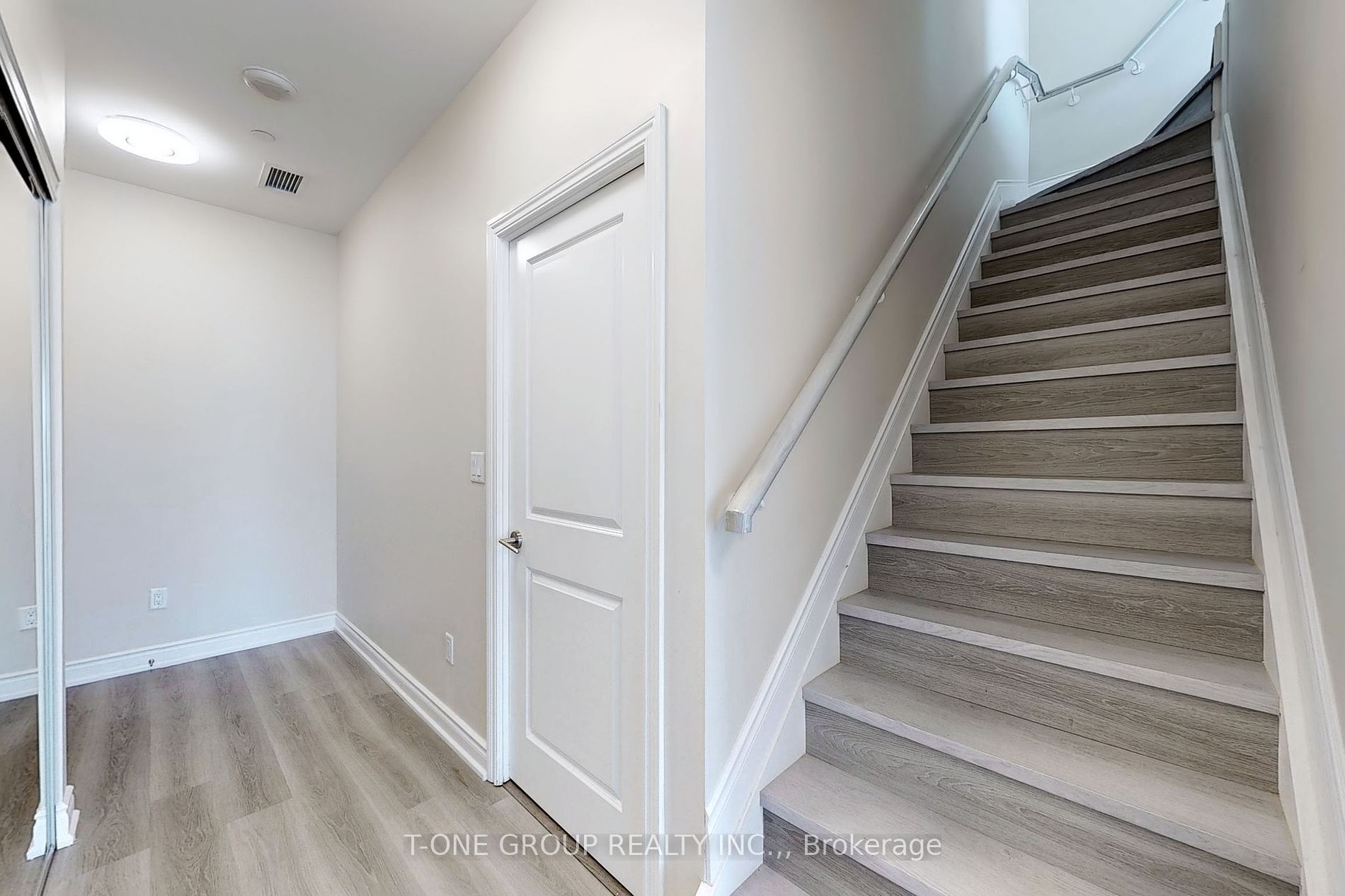 386 Yonge St W 11 Property Photo 10