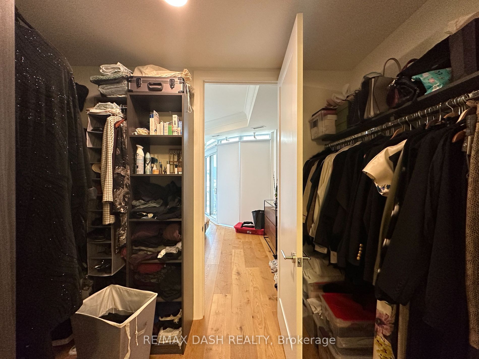 151 Avenue Rd 02 Property Photo 2