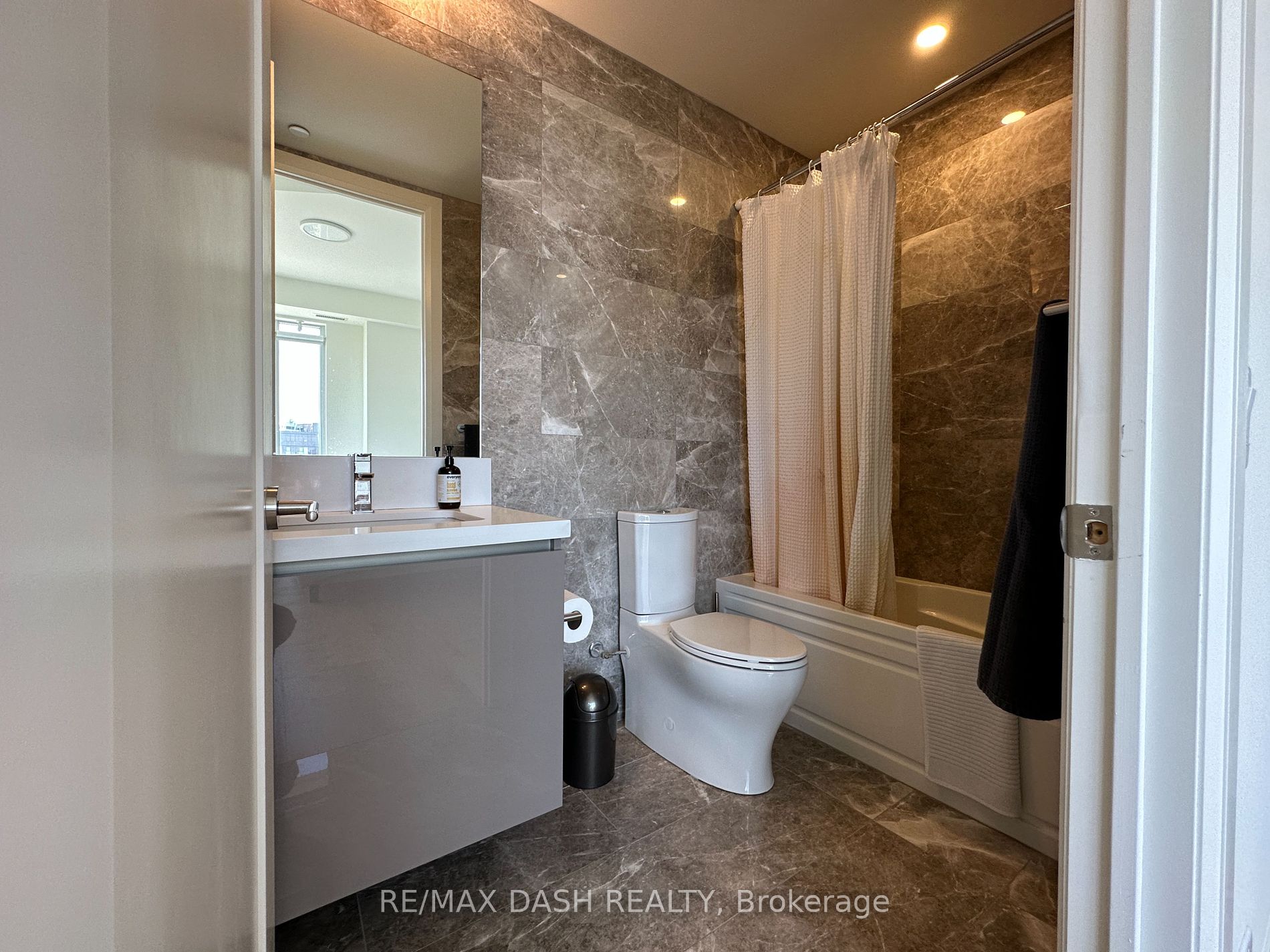 151 Avenue Rd 02 Property Photo 18
