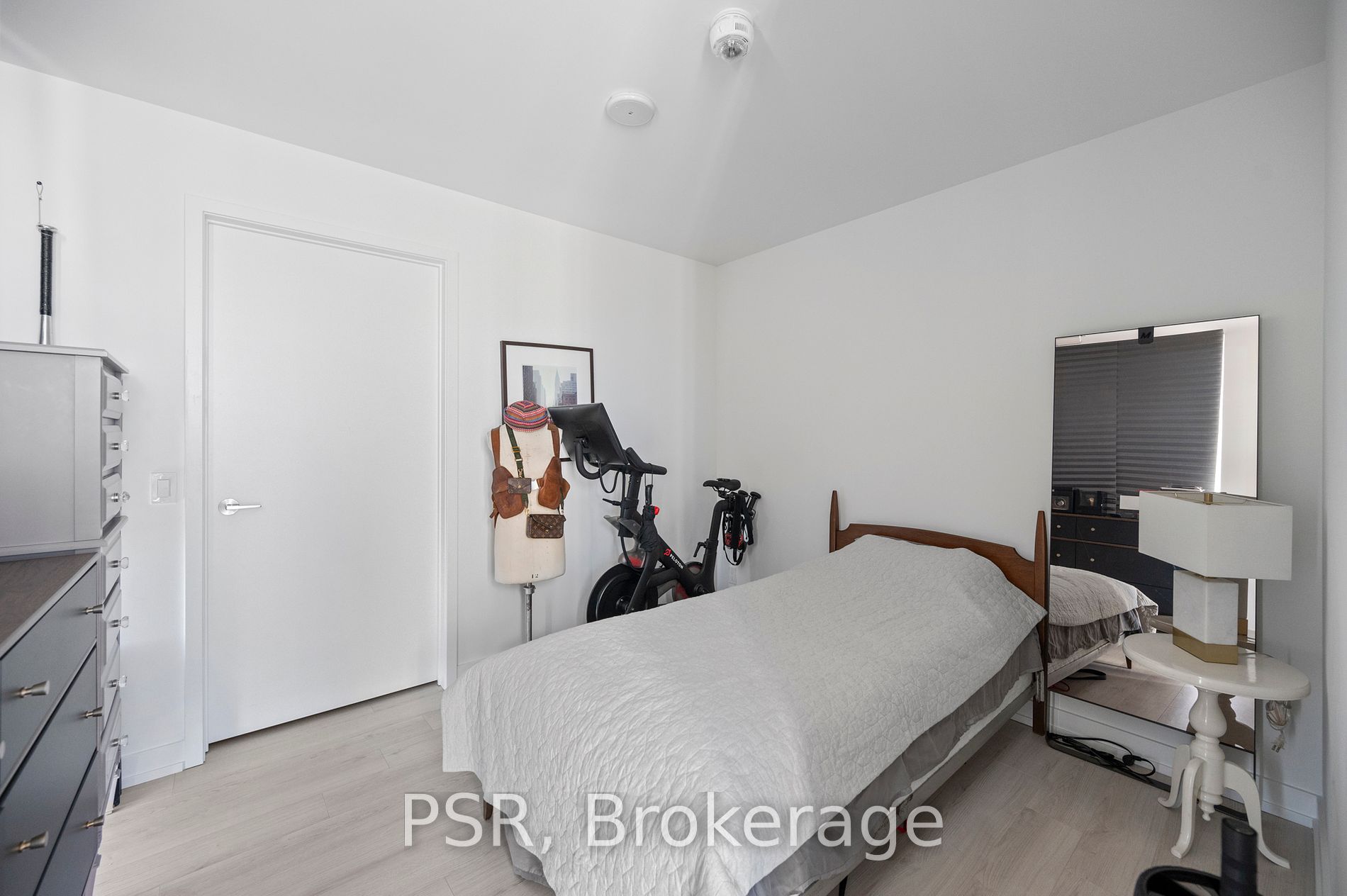 33 Helendale Ave 01 Property Photo 8