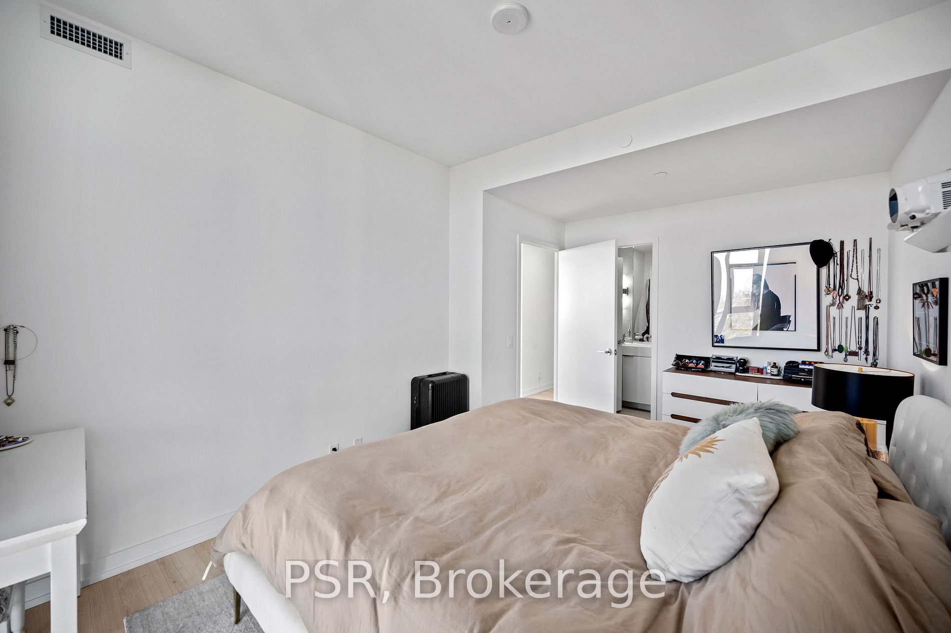 33 Helendale Ave 01 Property Photo 16