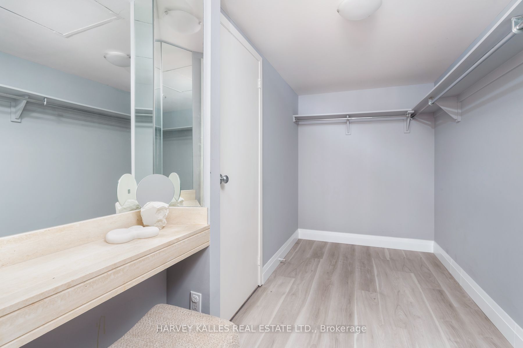 55 Harbour Sq 15 Property Photo 32