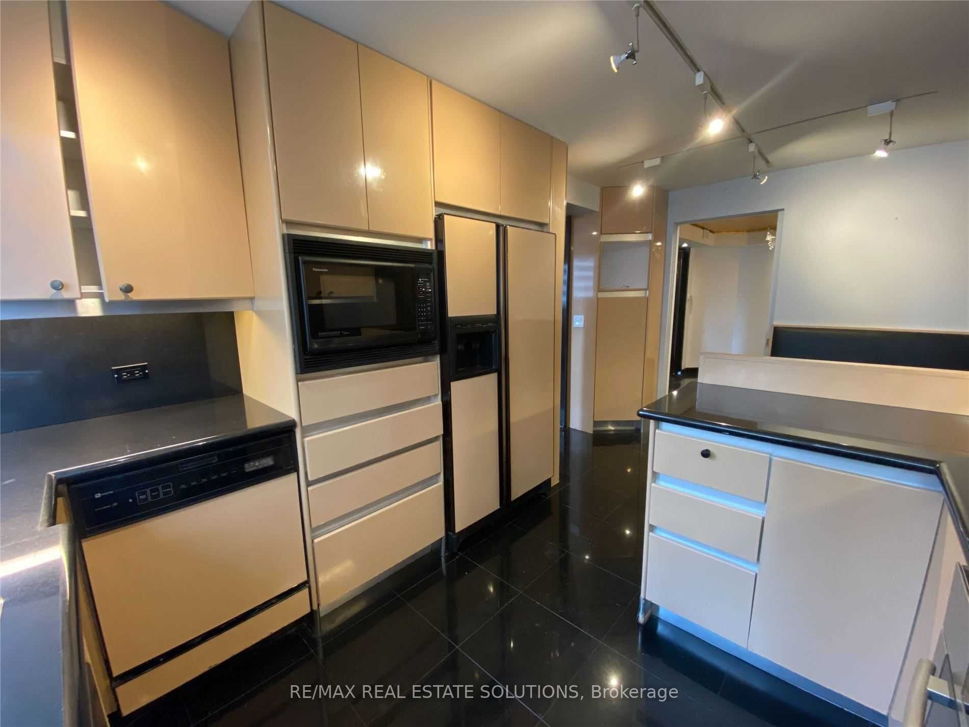 360 Bloor St E 10 Property Photo 2