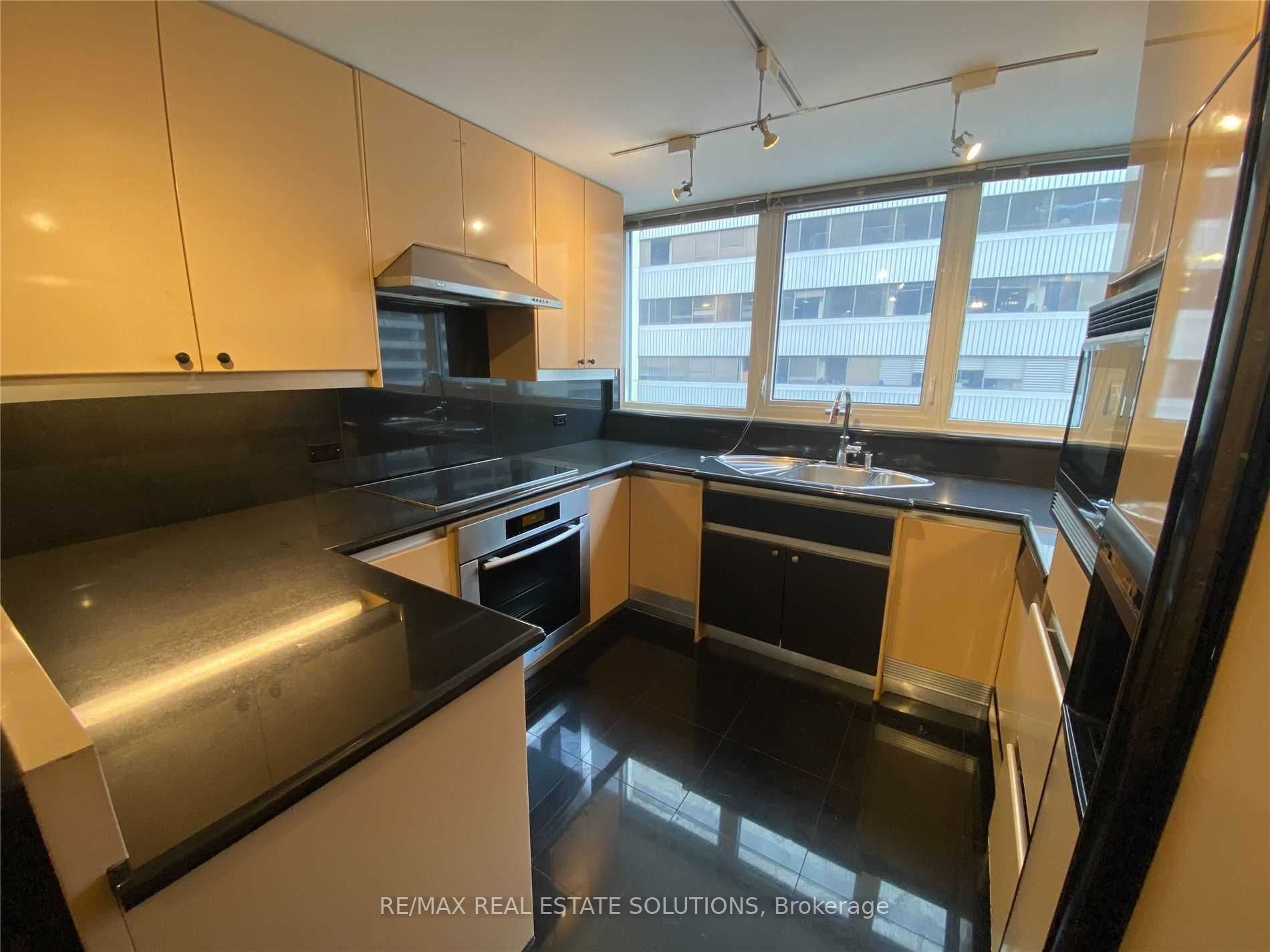 360 Bloor St E 10 Property Photo 3