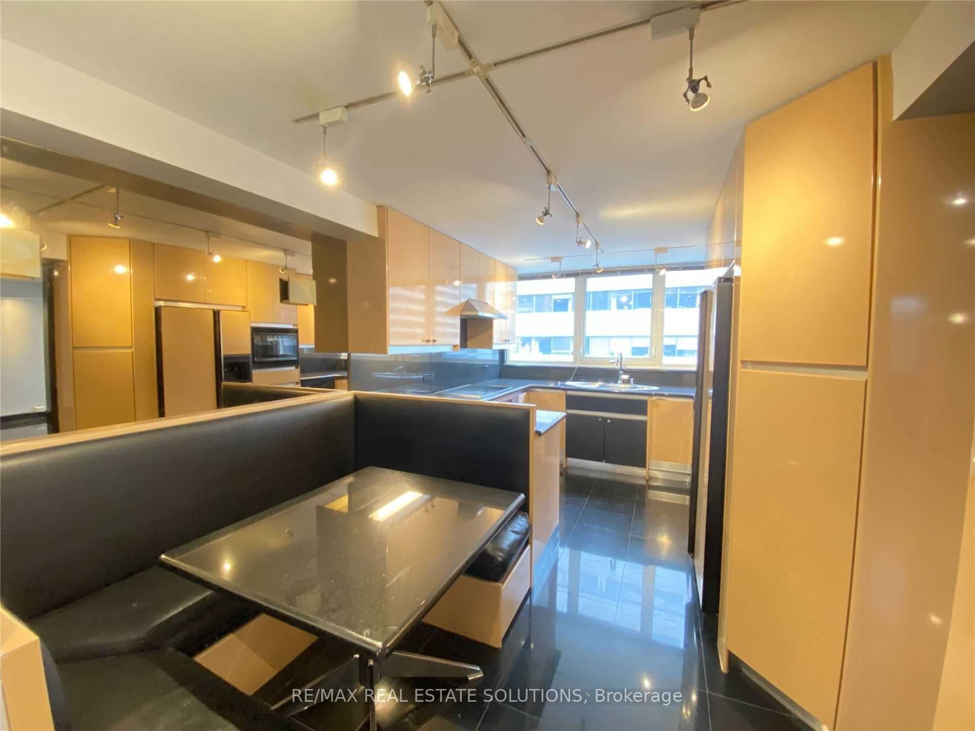 360 Bloor St E 10 Property Photo 4