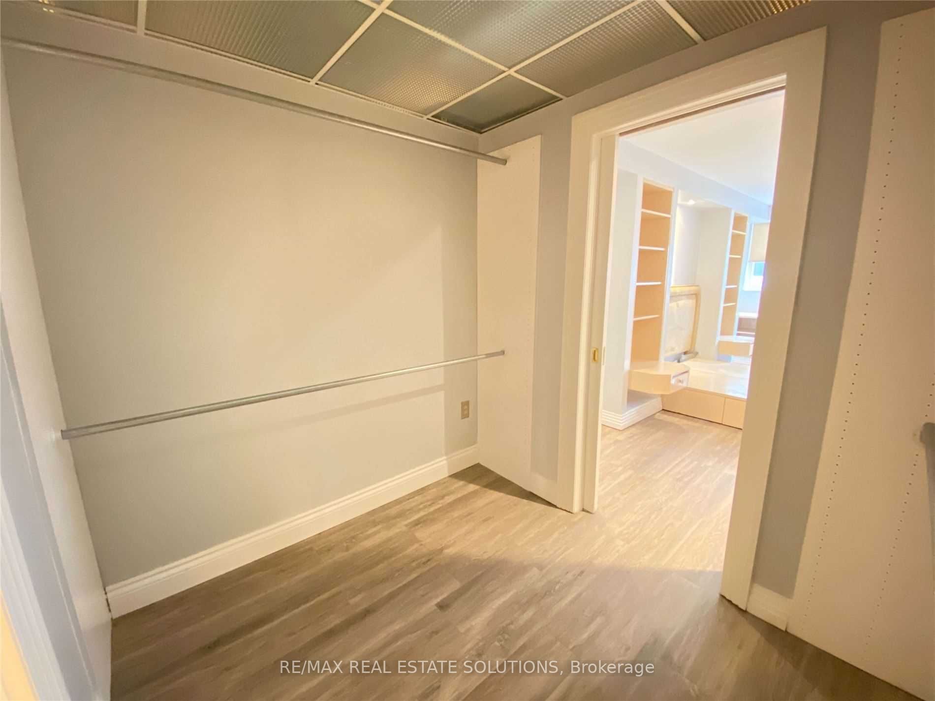 360 Bloor St E 10 Property Photo 8