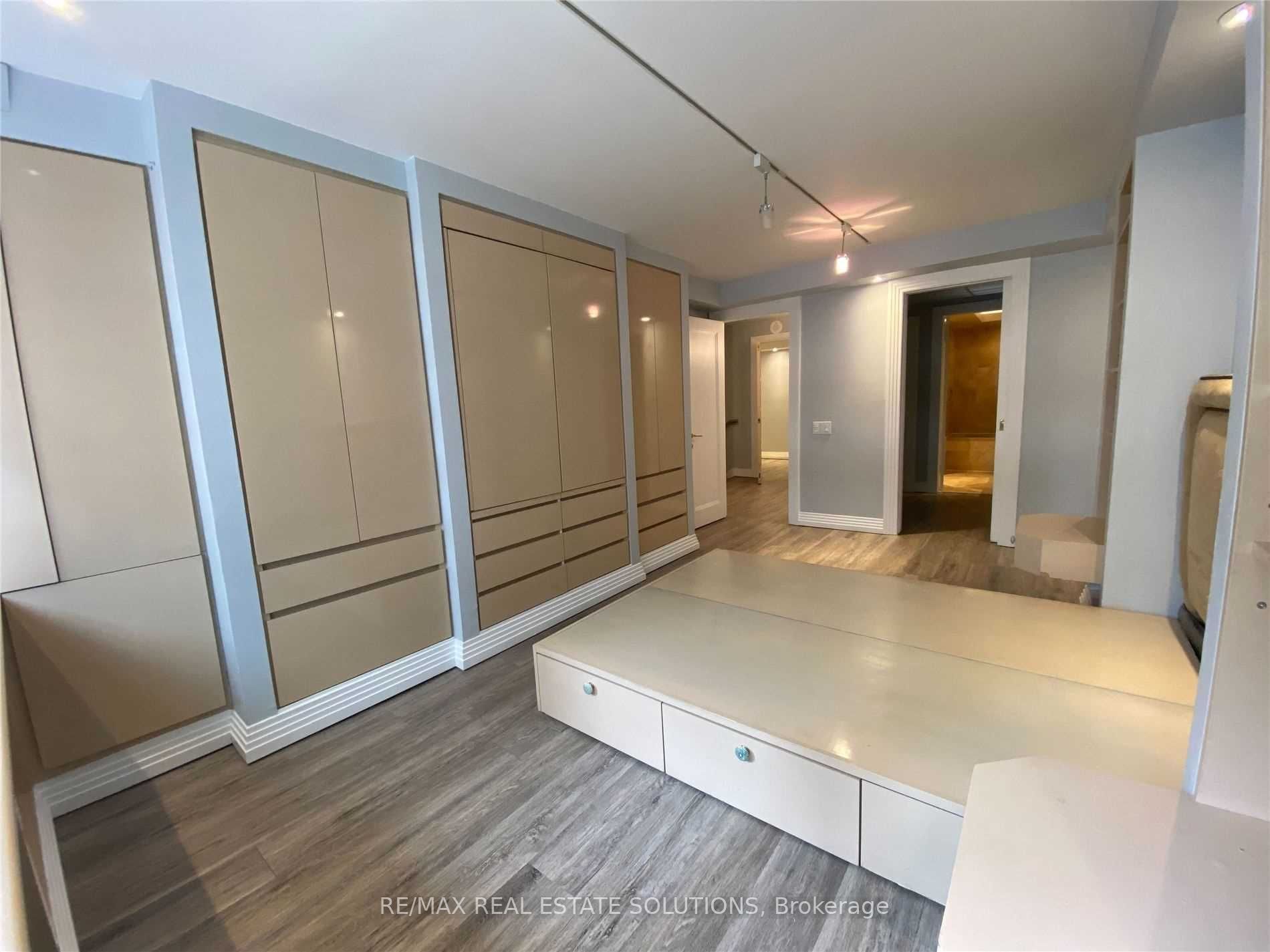 360 Bloor St E 10 Property Photo 9