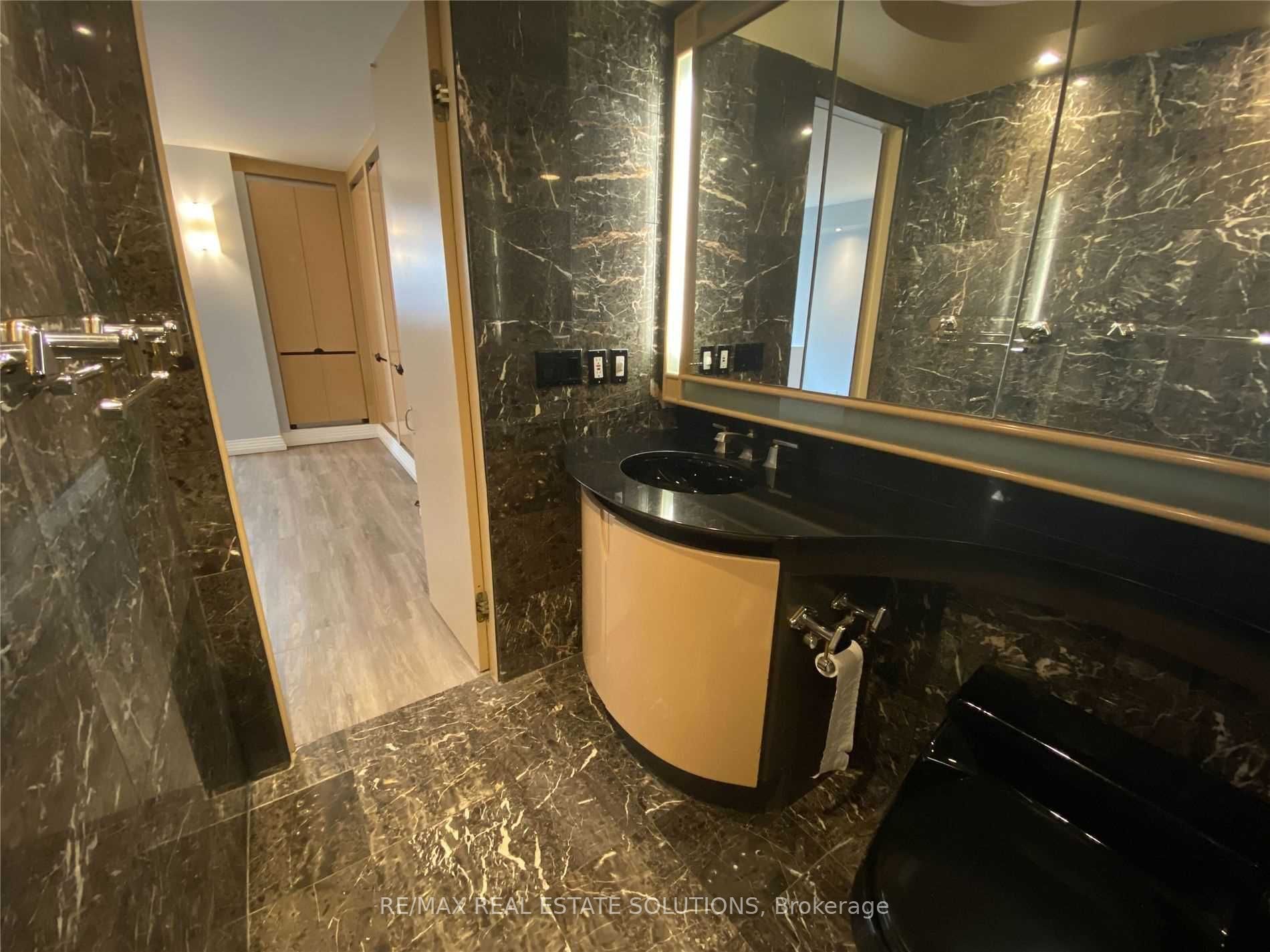 360 Bloor St E 10 Property Photo 15