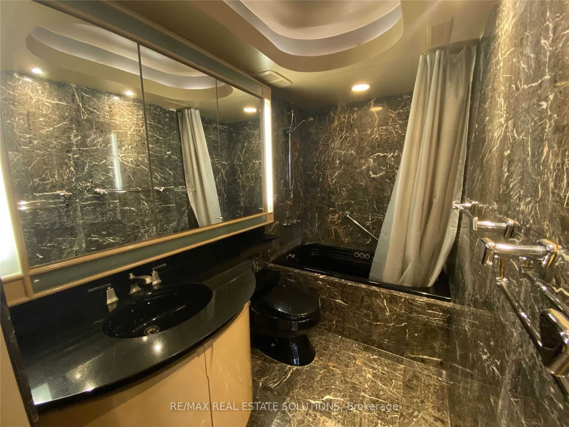 360 Bloor St E 10 Property Photo 16