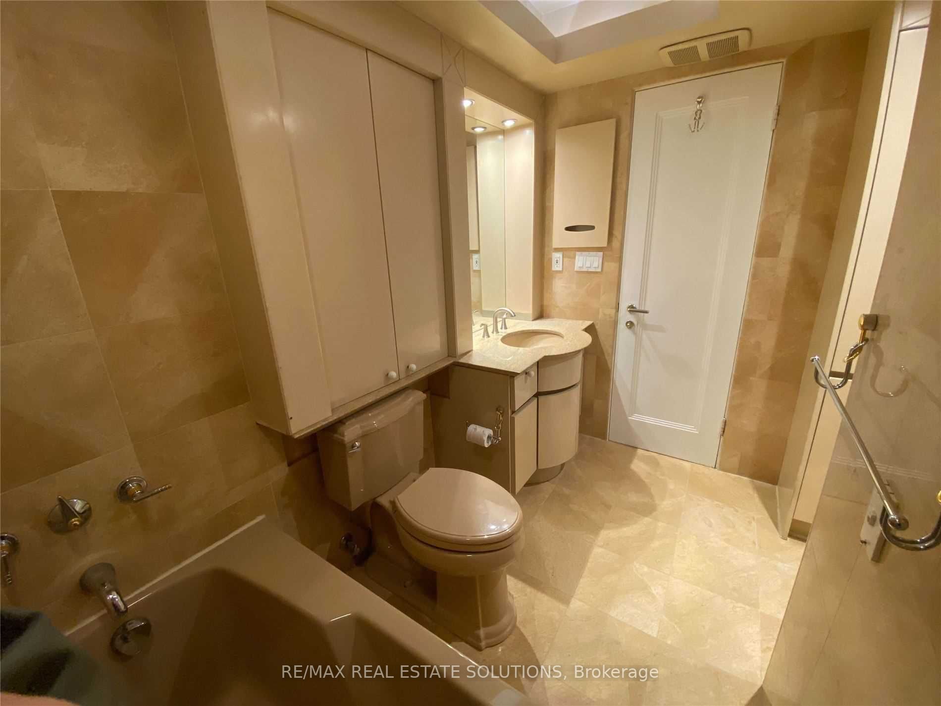 360 Bloor St E 10 Property Photo 17