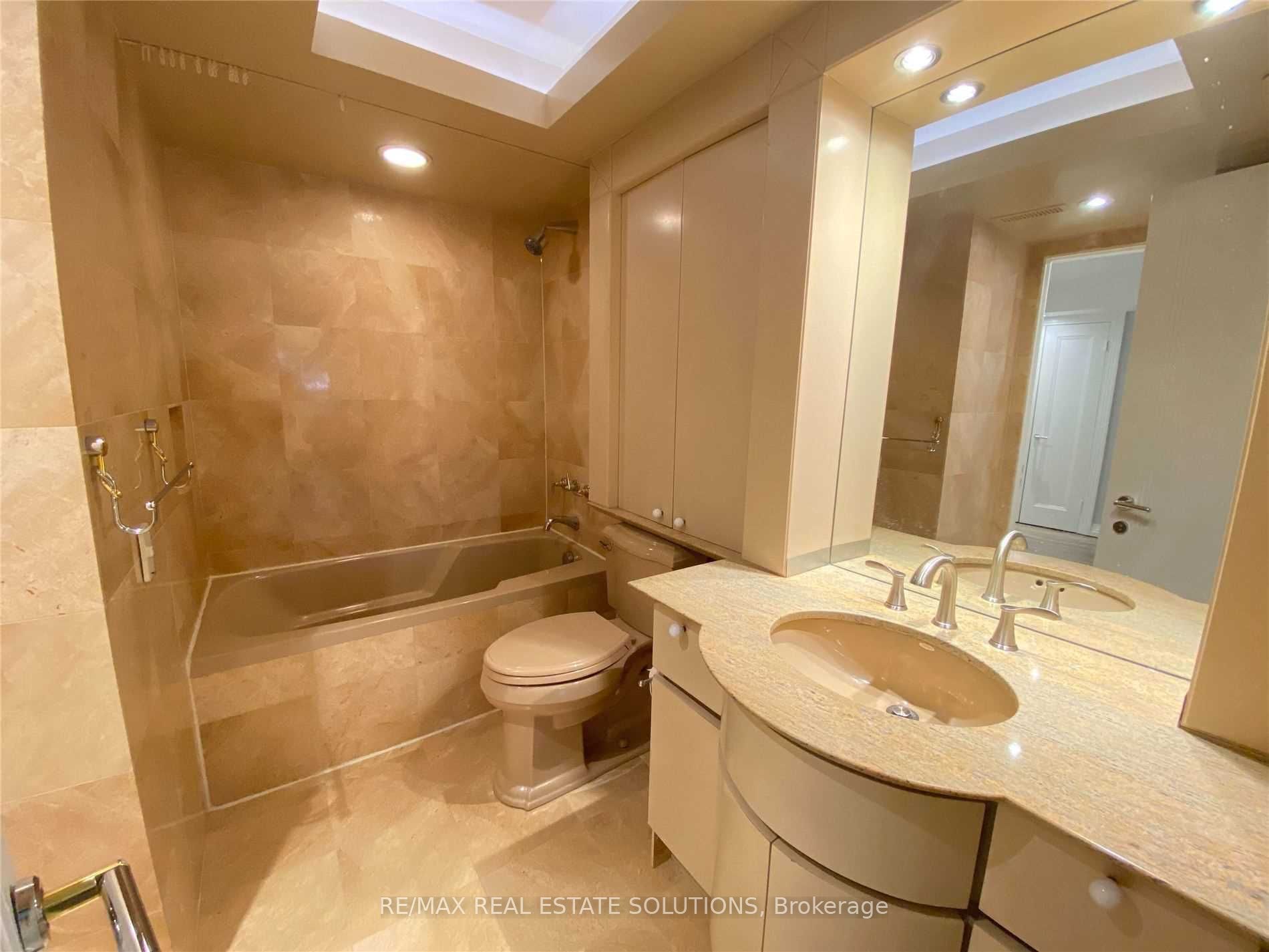 360 Bloor St E 10 Property Photo 18