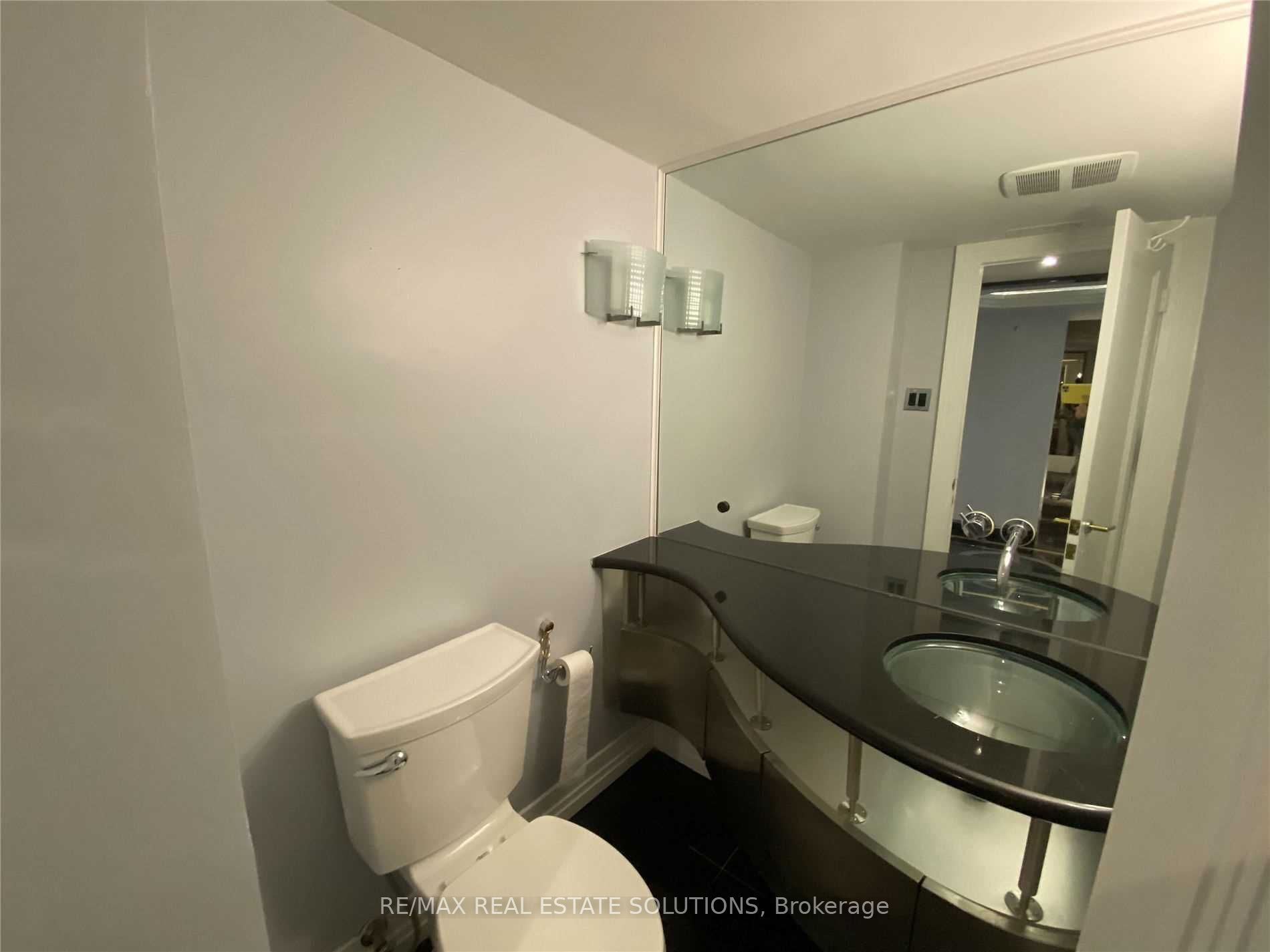 360 Bloor St E 10 Property Photo 19