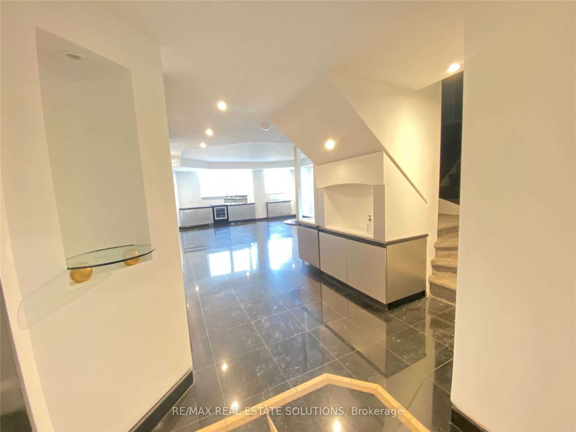 360 Bloor St E 10 Property Photo 25