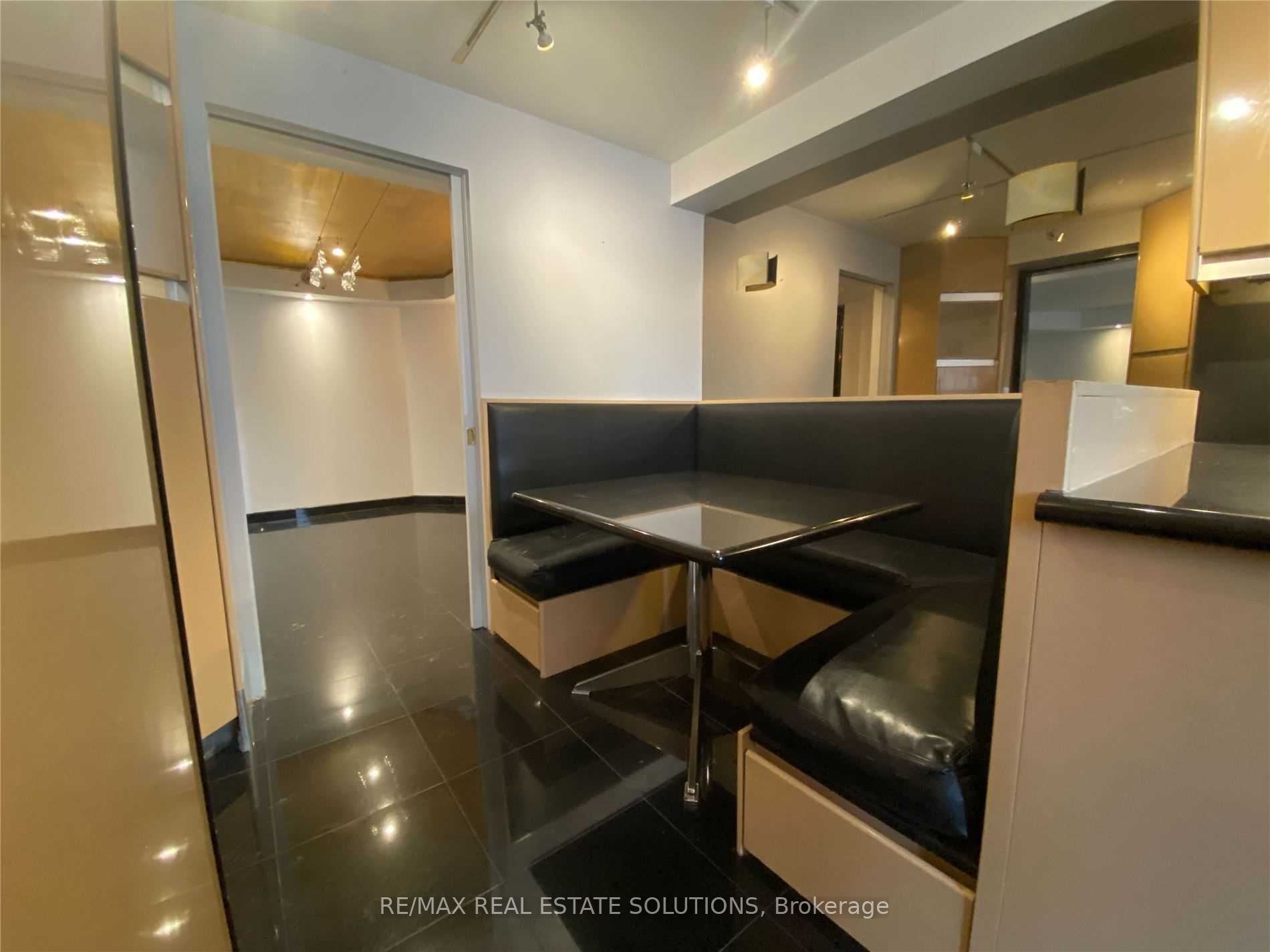 360 Bloor St E 10 Property Photo 28