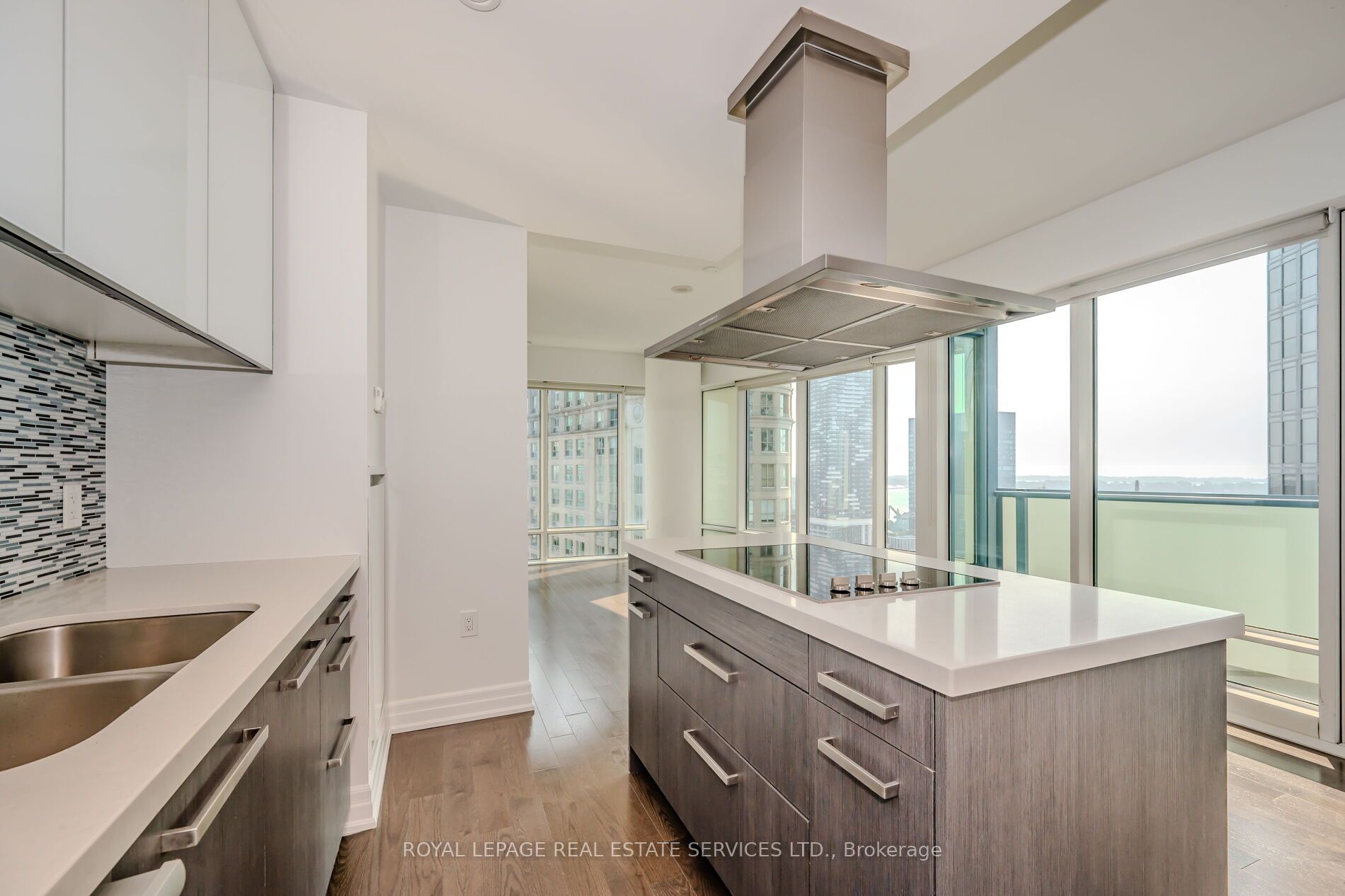8 The Esplanade 11 Property Photo 4