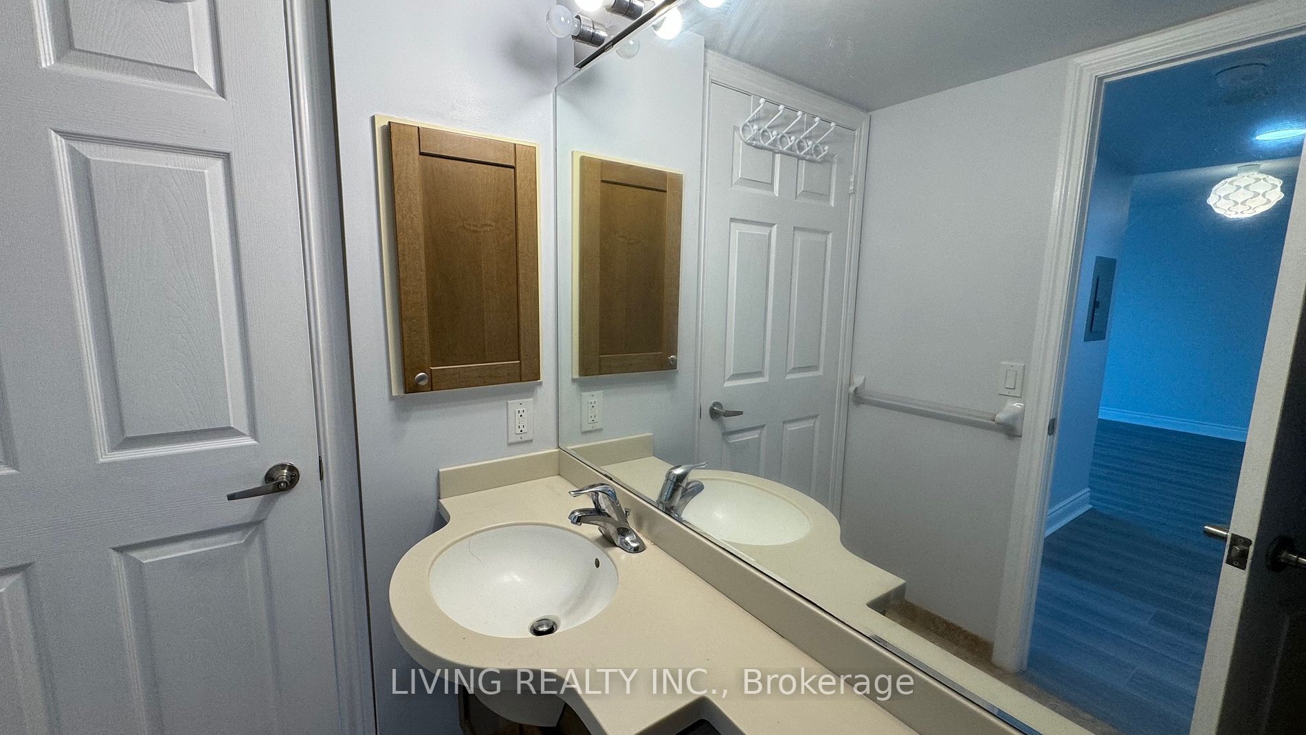 763 Bay St 13 Property Photo 4
