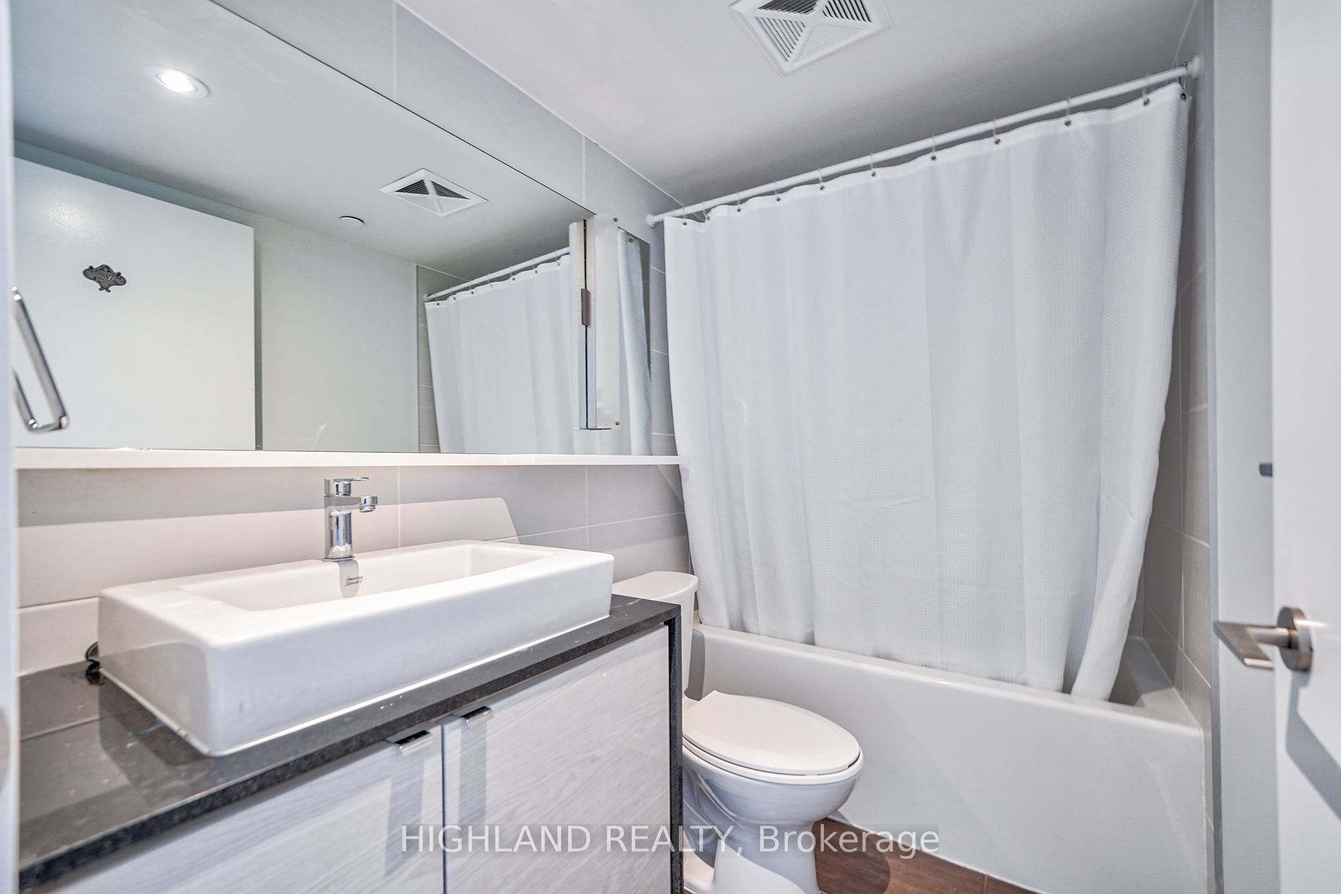 72 Esther Shiner Blvd 3 Property Photo 8