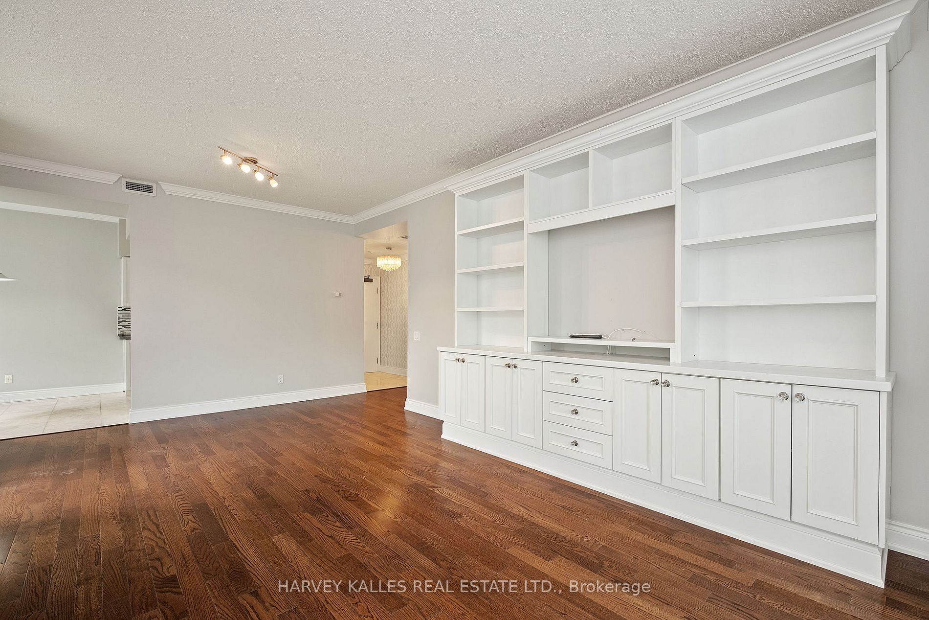 8 Covington Rd 10 Property Photo 6