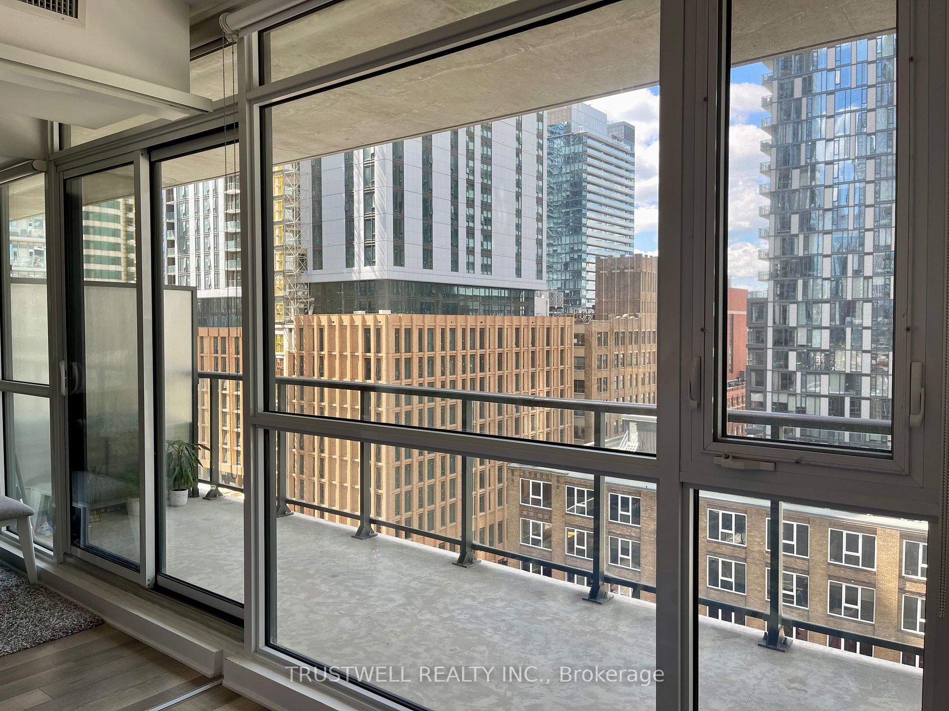 290 Adelaide St W 2 Property Photo 8