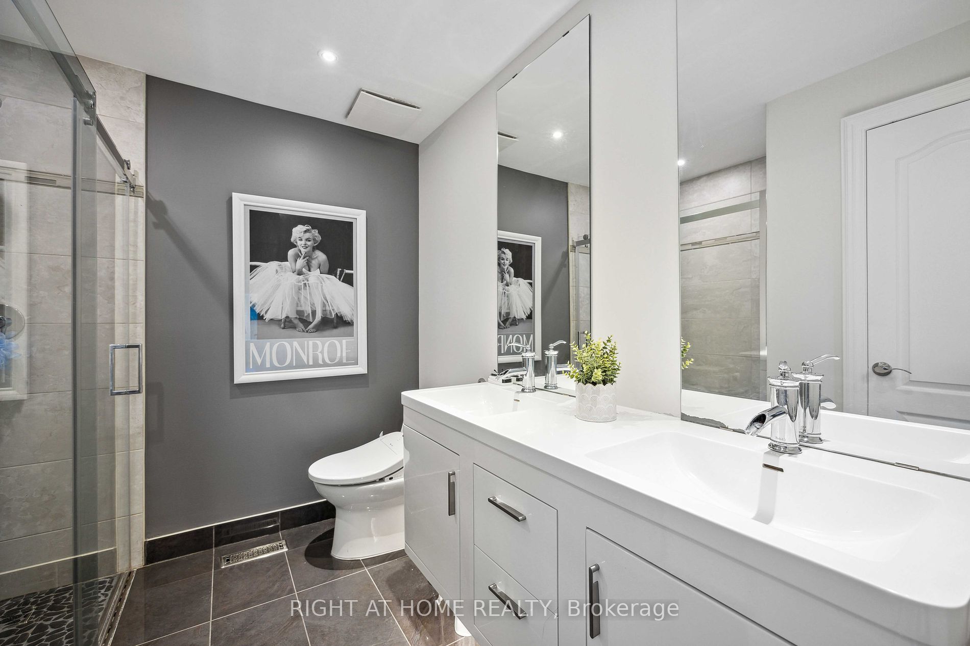212 Walmer Rd Property Photo 9