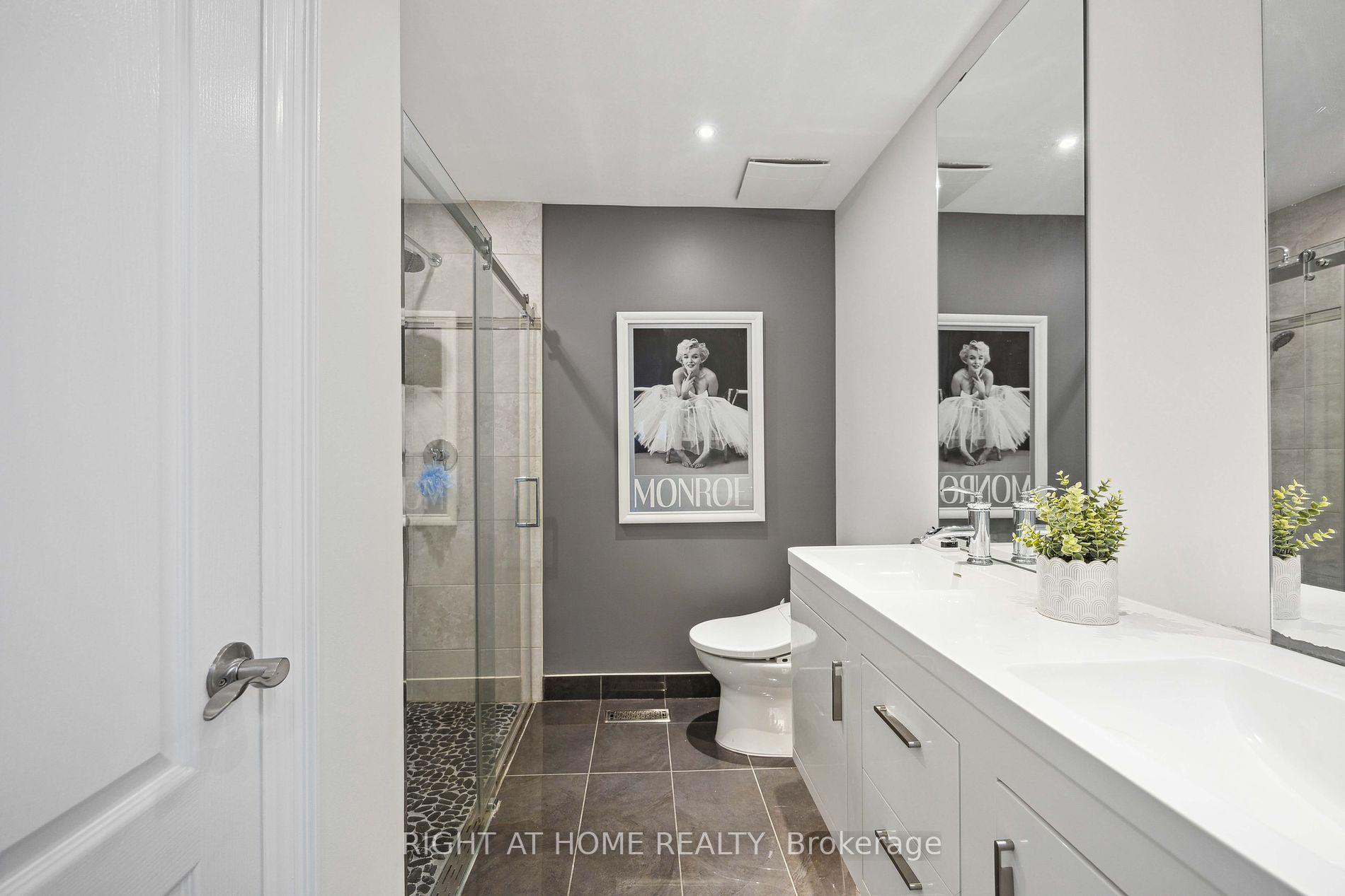 212 Walmer Rd Property Photo 11
