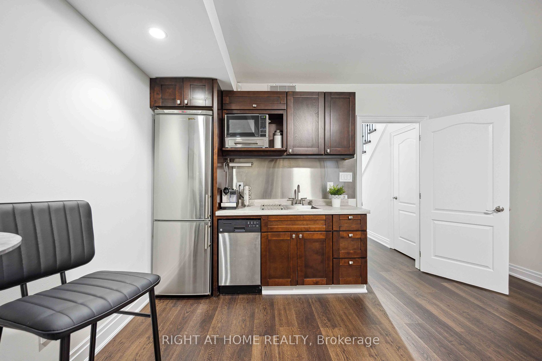 212 Walmer Rd Property Photo 27