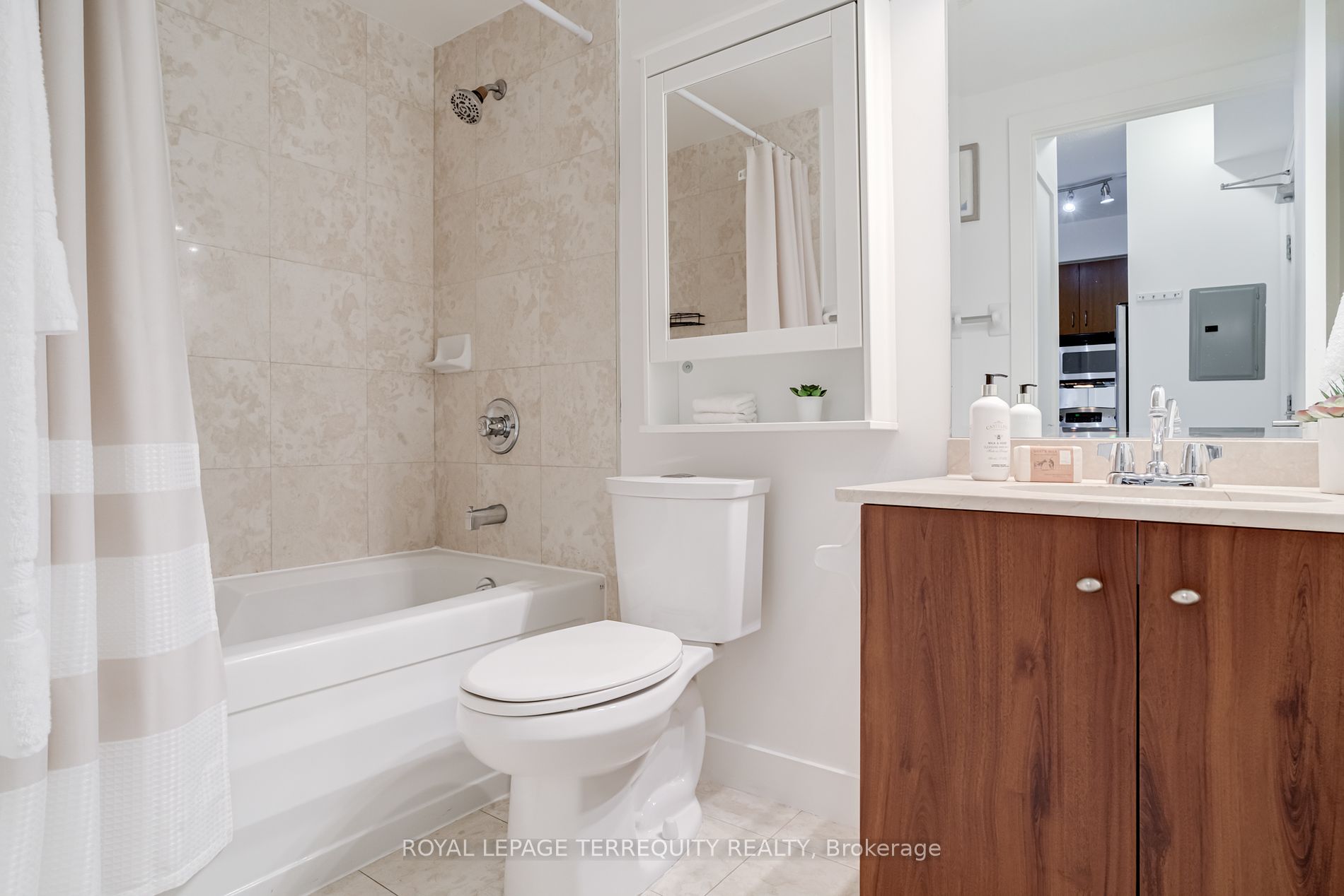 438 King St W 2 Property Photo 17