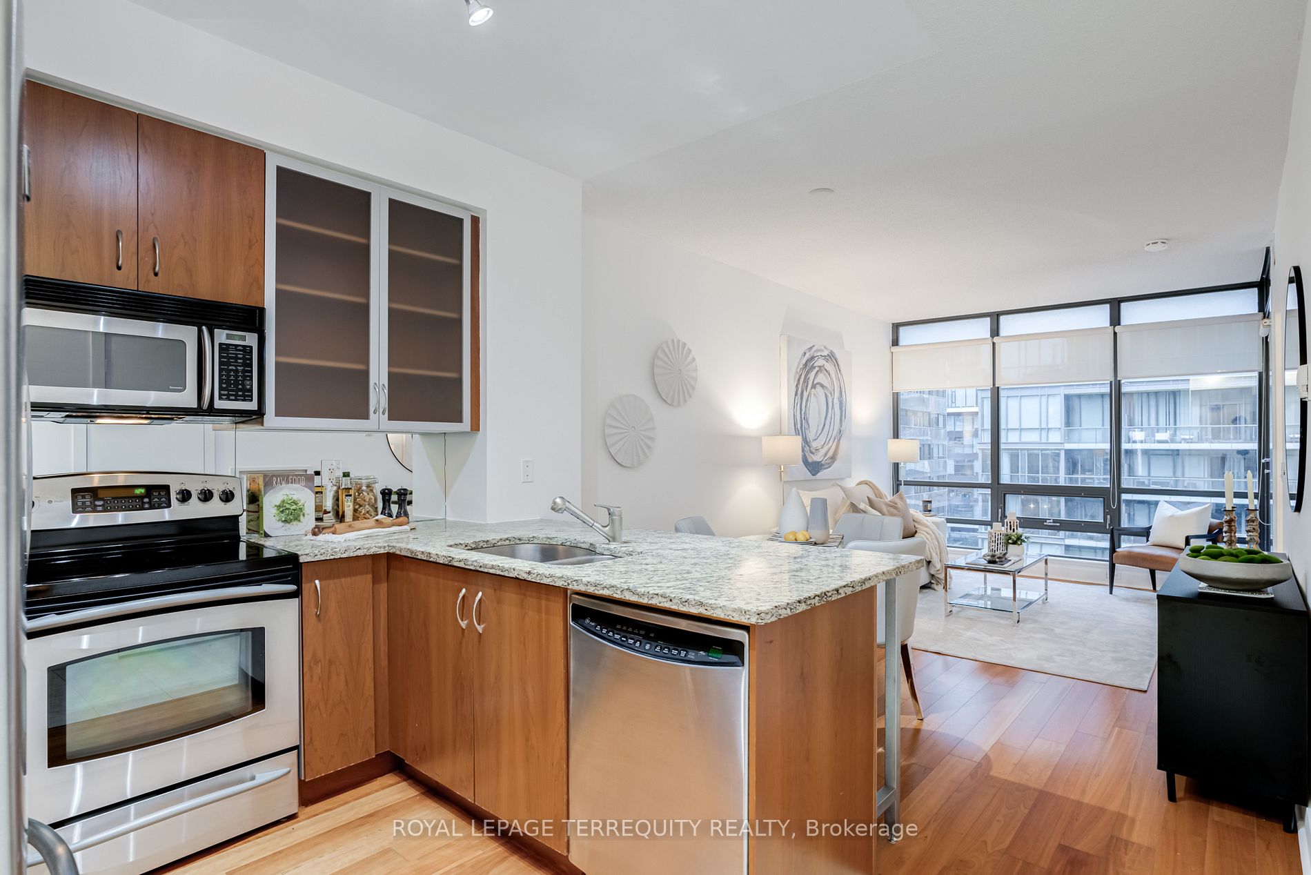 438 King St W 2 Property Photo 34