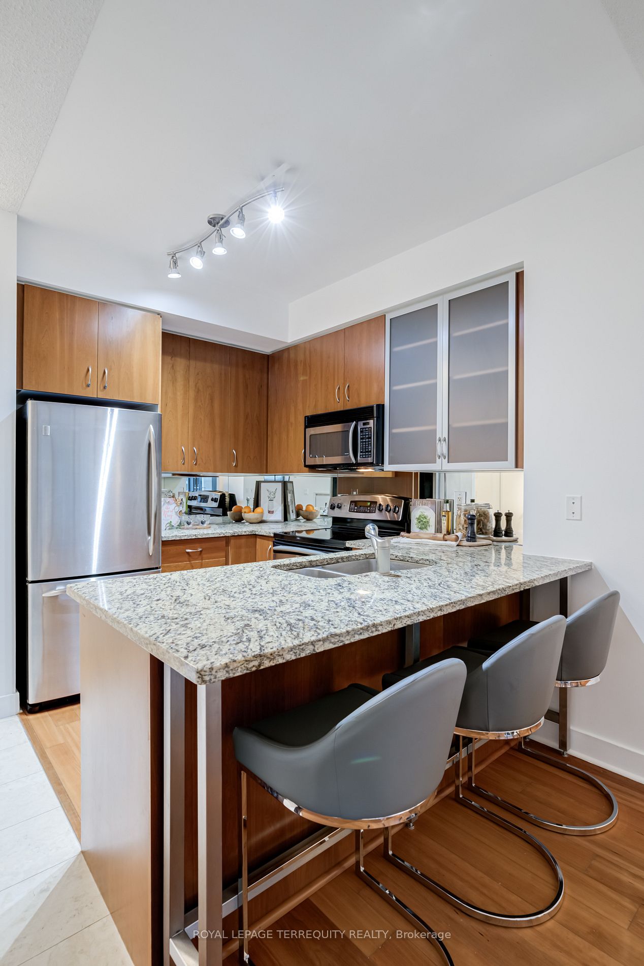 438 King St W 2 Property Photo 35