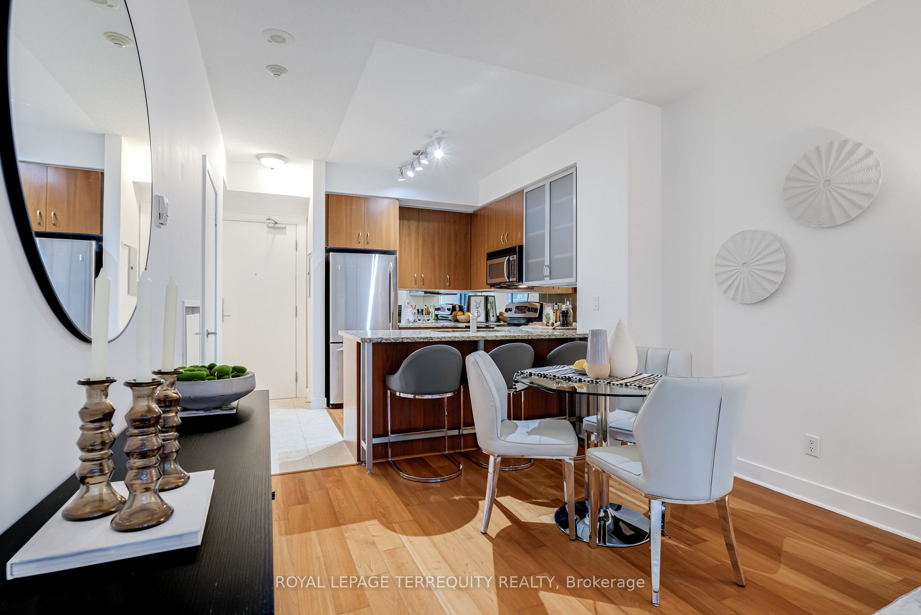 438 King St W 2 Property Photo 37