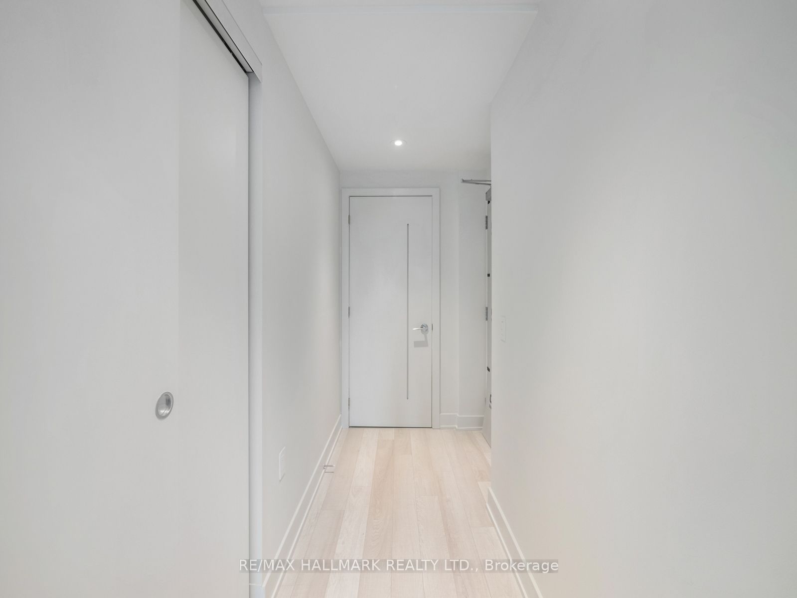 #906 - 8 Cumberland Street Property Photo 4