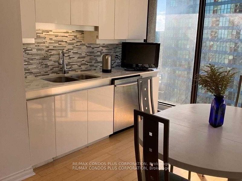55 Harbour Sq 17 Property Photo 22