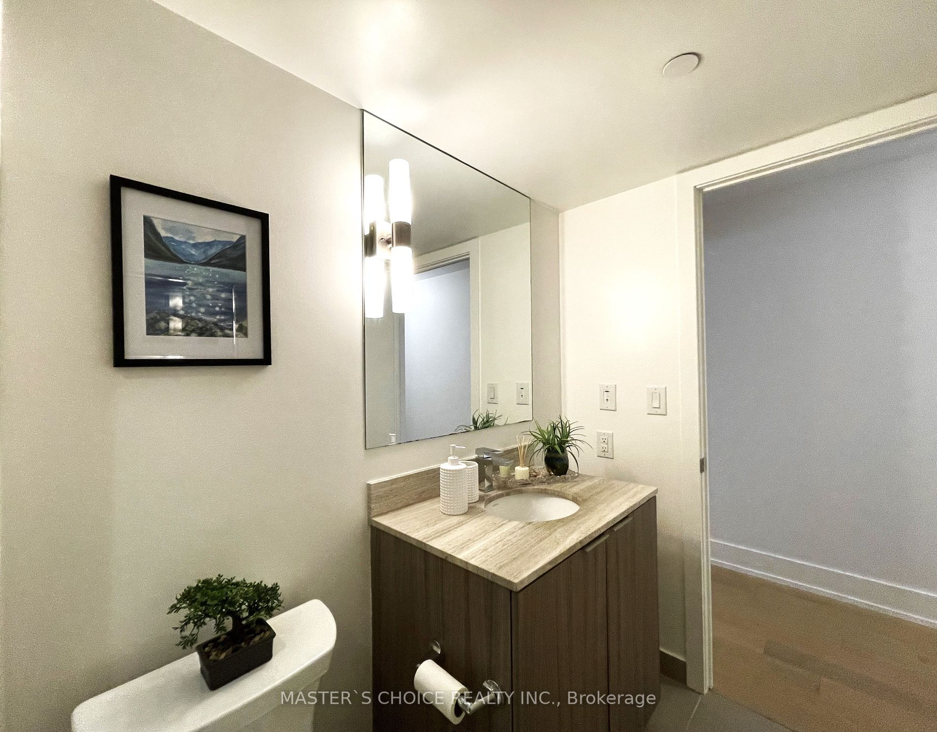 955 Bay St 16 Property Photo 6