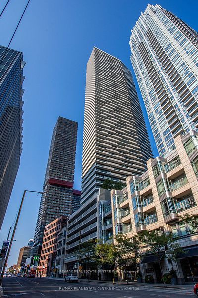 2221 Yonge St 10 Property Photo 1