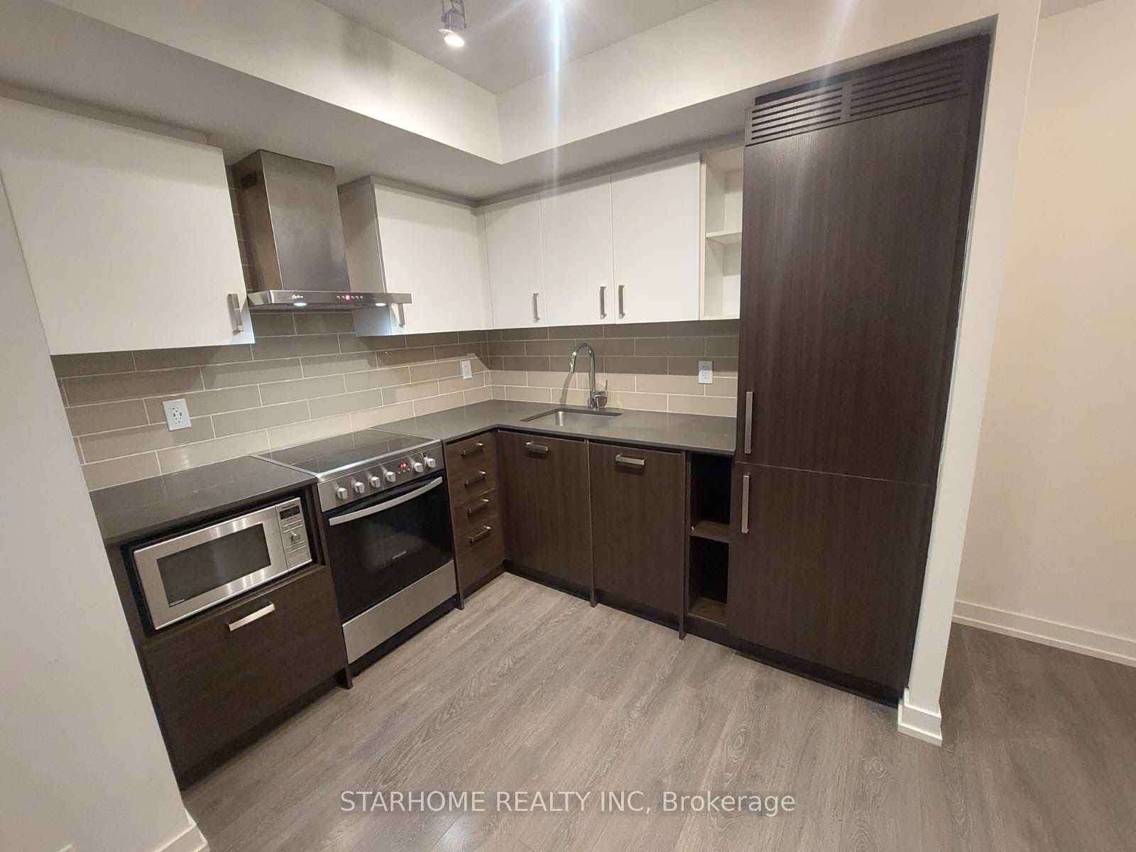 17 Bathurst St 01 Property Photo 1