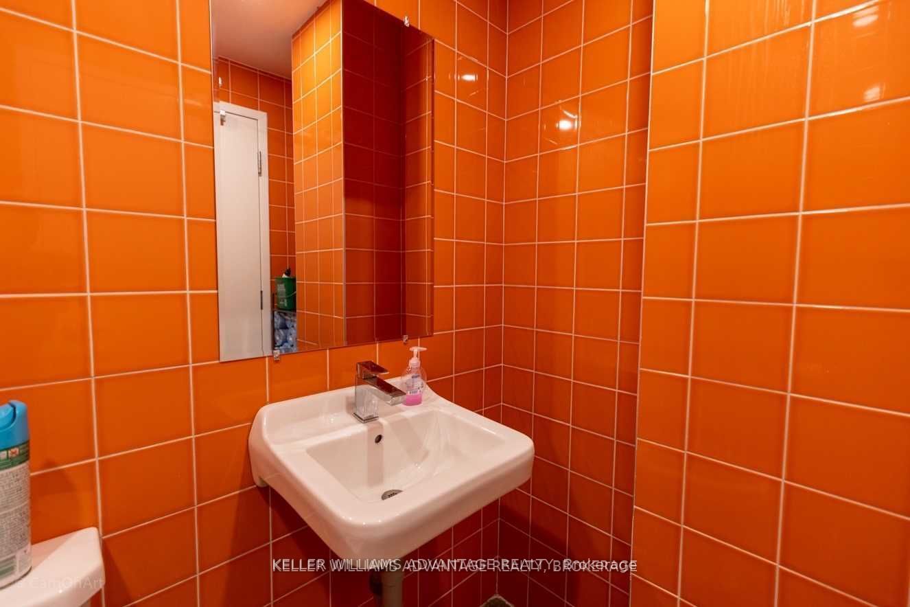 374 Bathurst St Property Photo 10