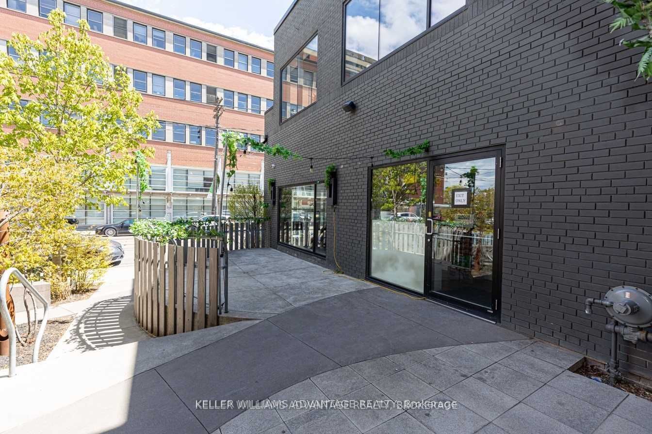 374 Bathurst St Property Photo 12