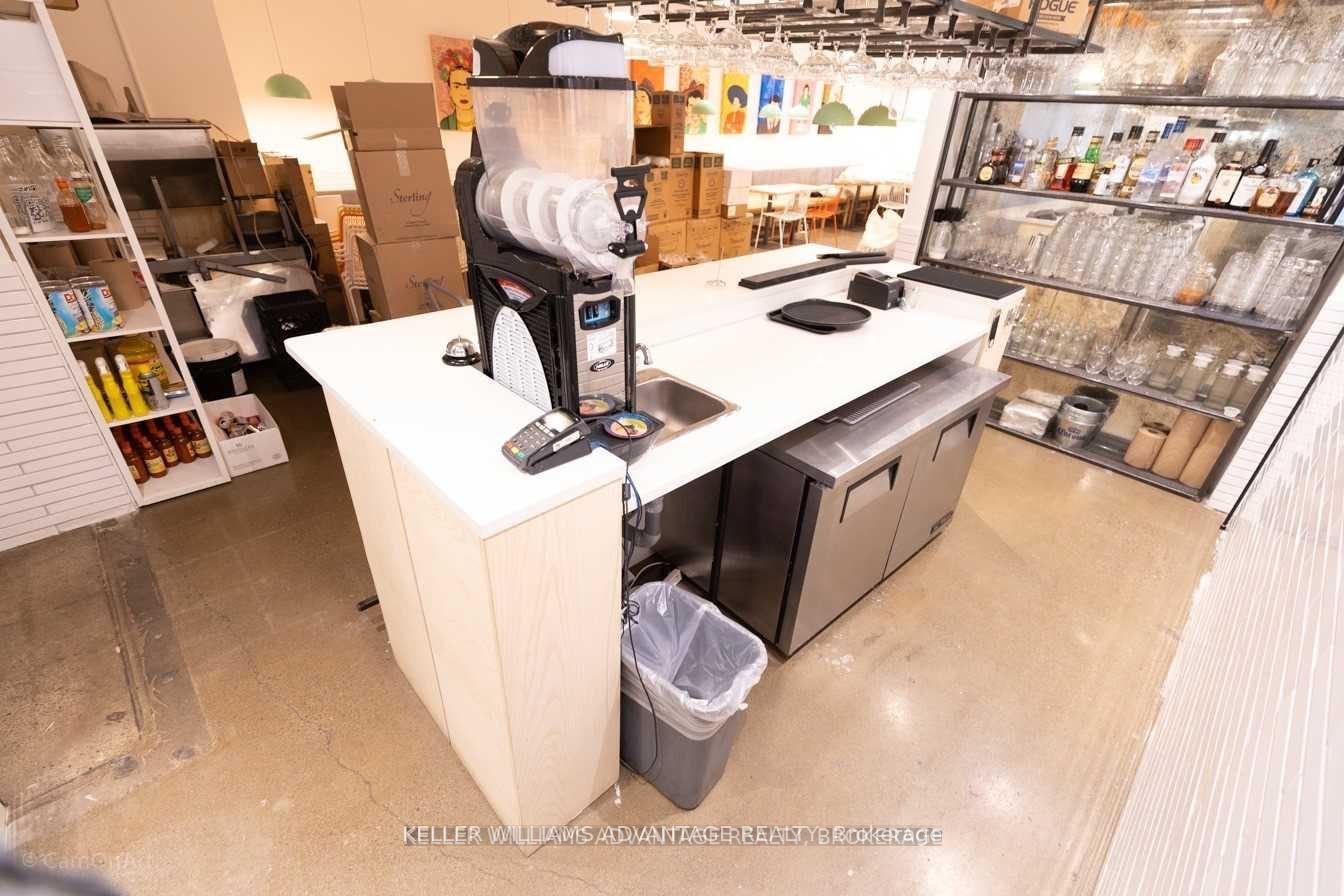 374 Bathurst St Property Photo 16