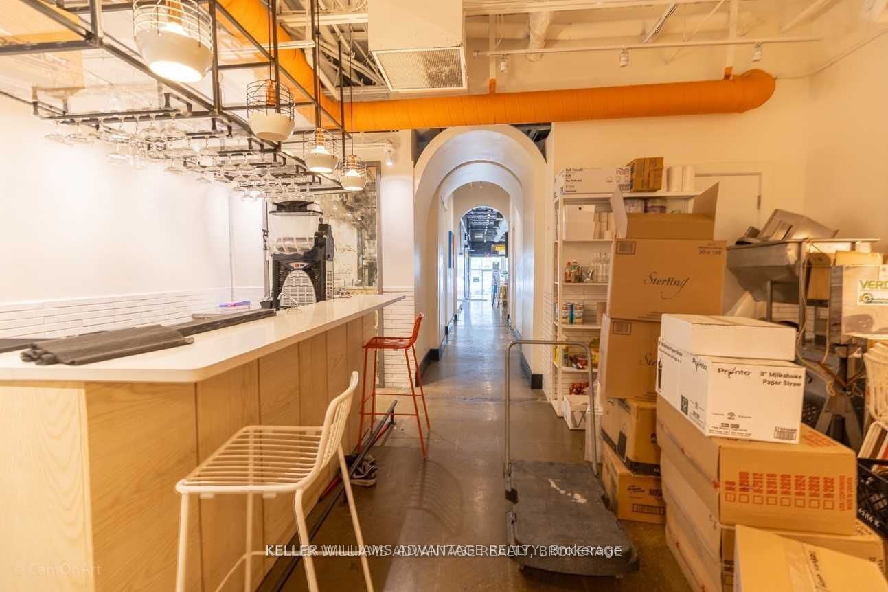 374 Bathurst St Property Photo 17