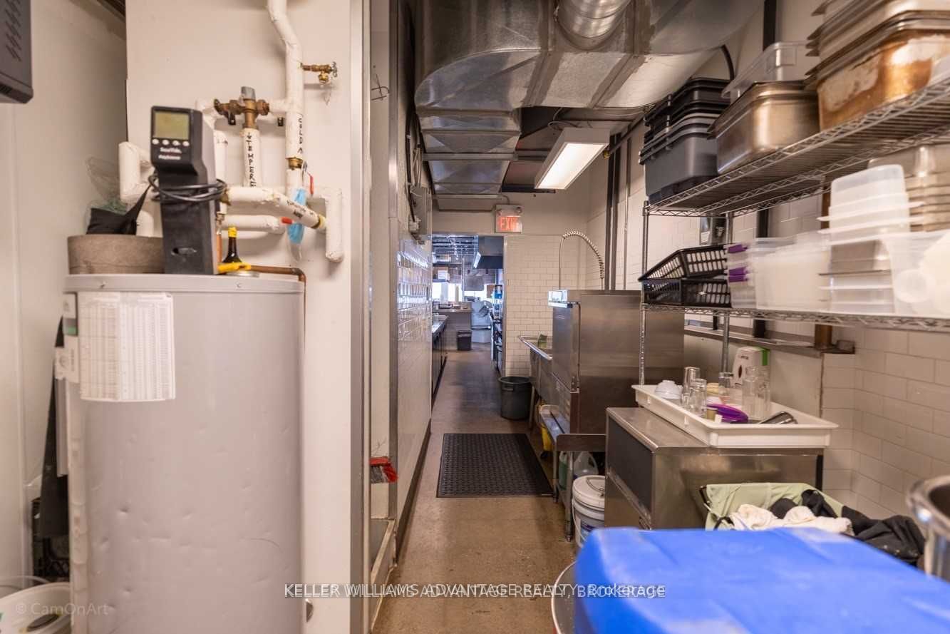 374 Bathurst St Property Photo 20