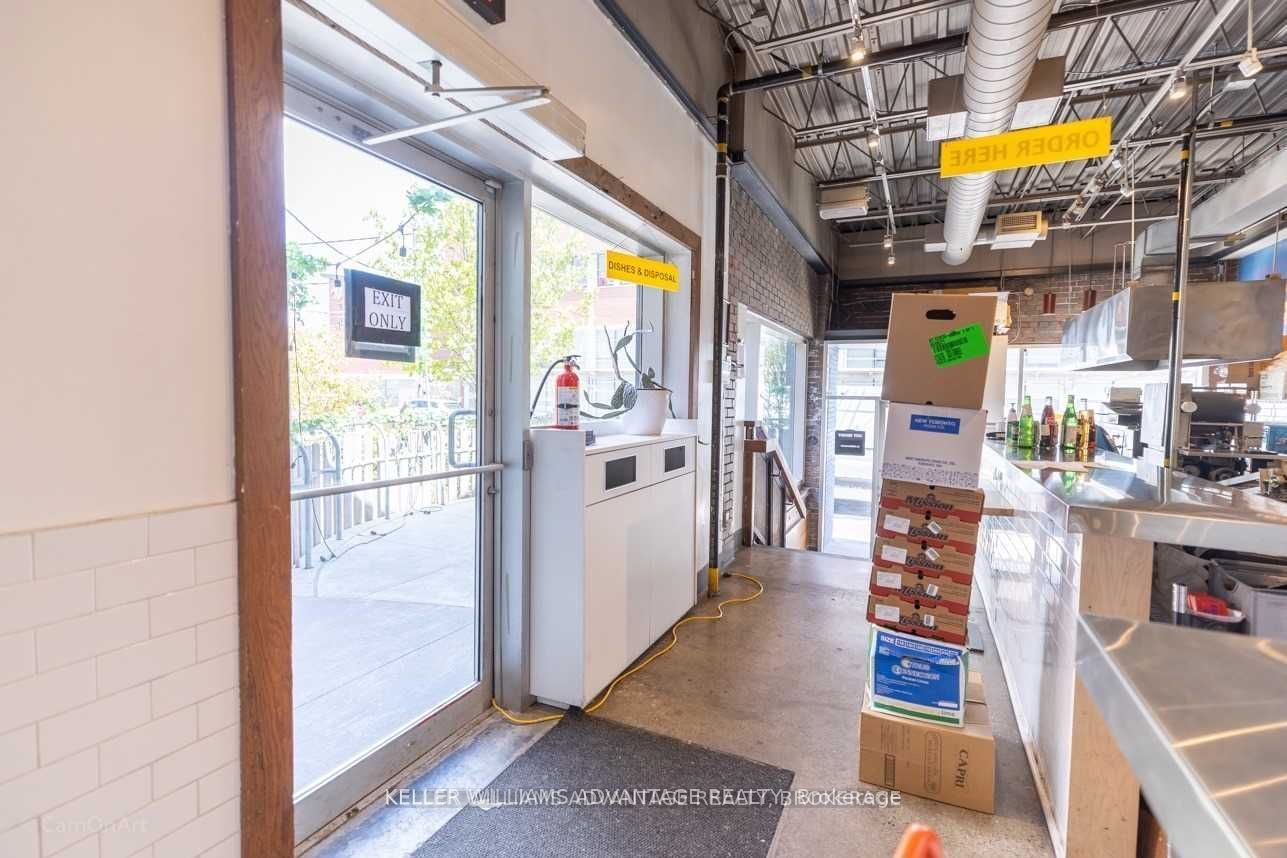 374 Bathurst St Property Photo 25