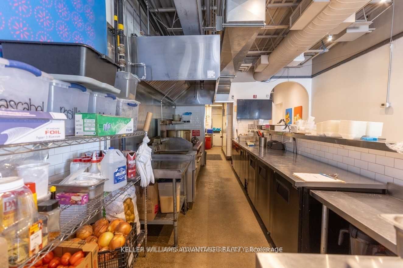 374 Bathurst St Property Photo 26
