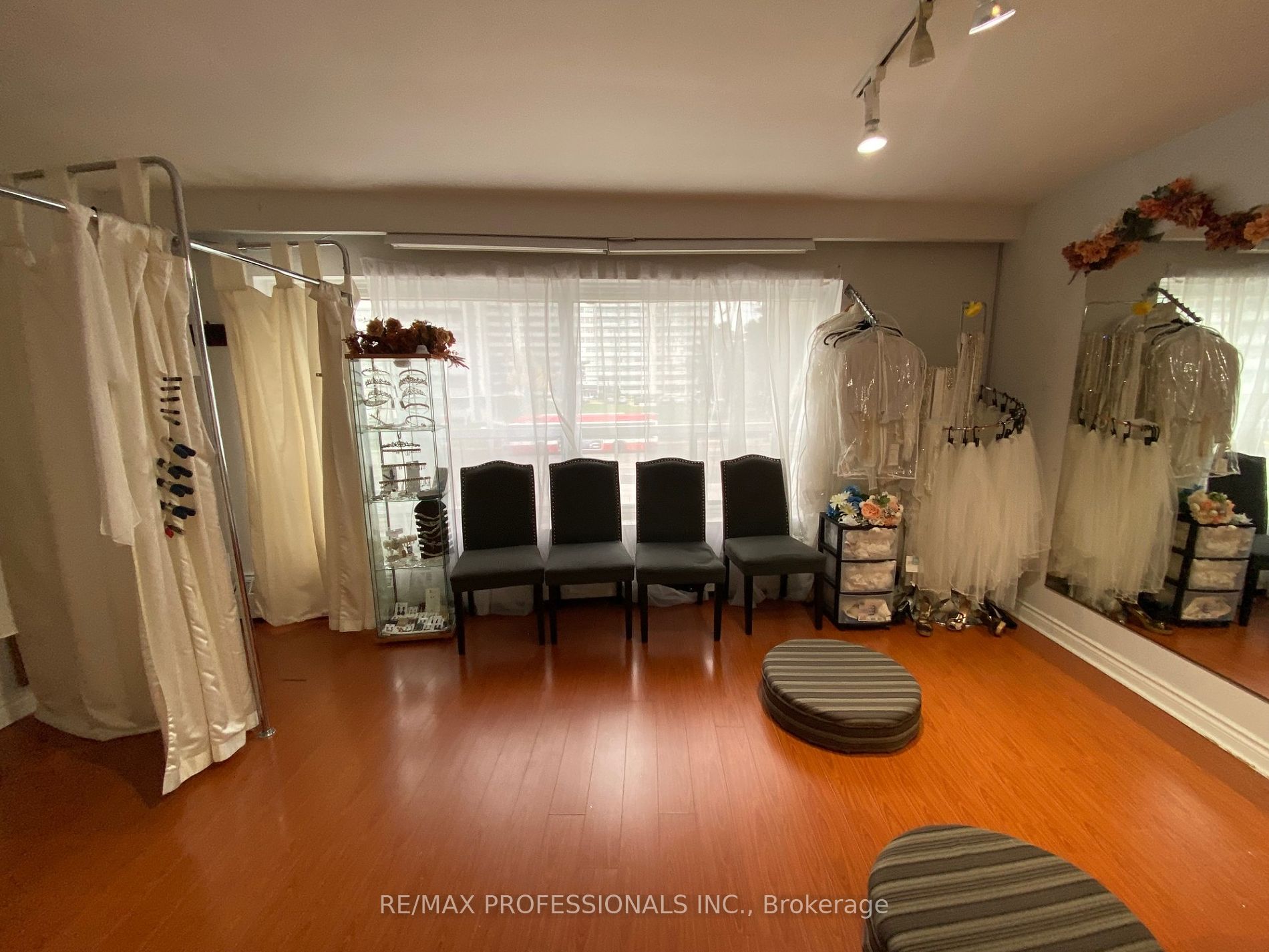 566 Sheppard Ave W Property Photo 15