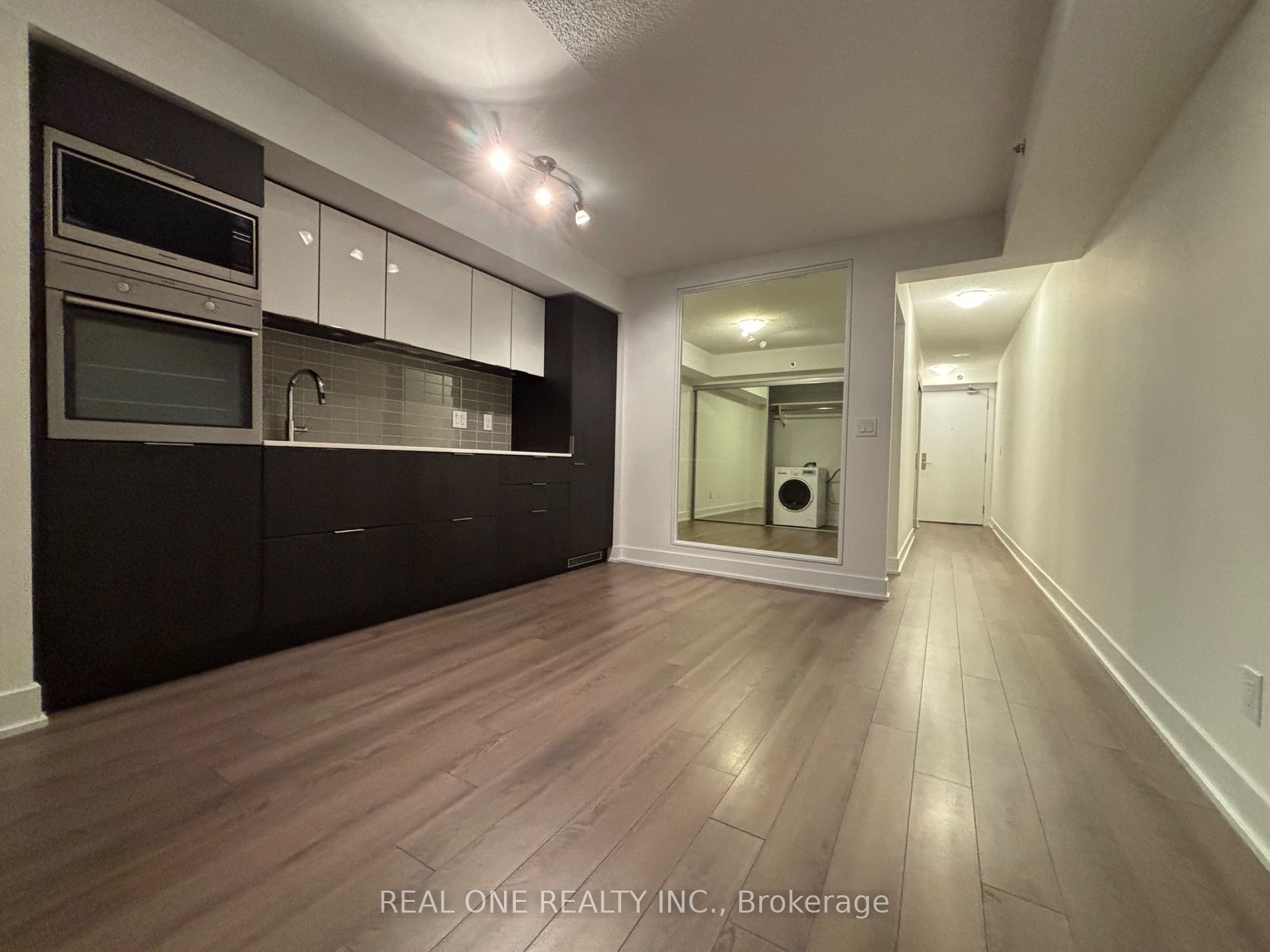 318 Richmond St W Property Photo 1