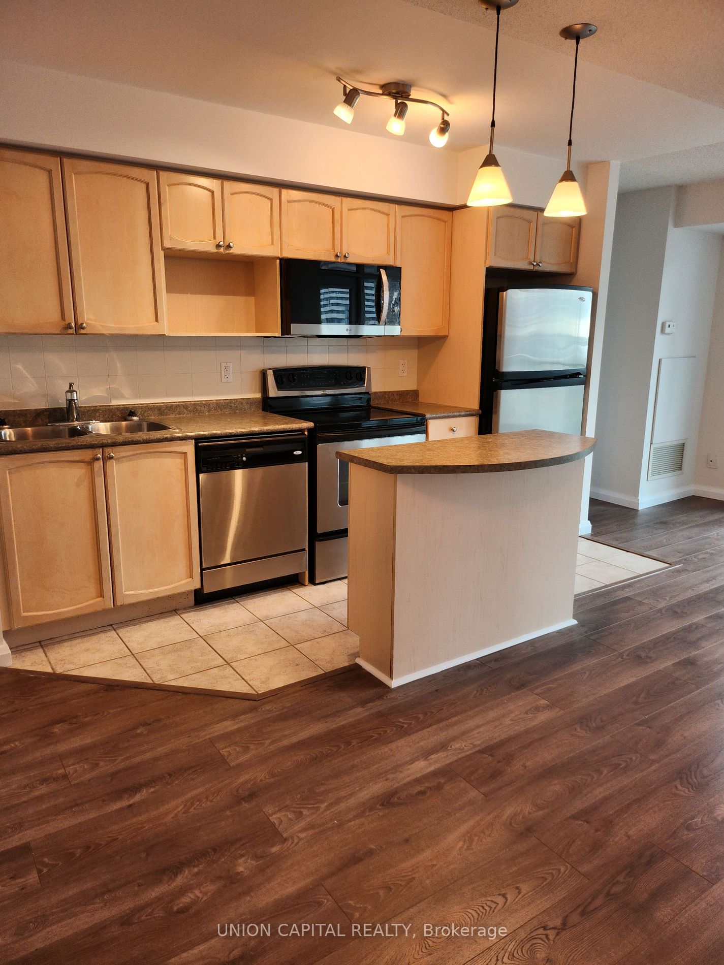 18 Yonge St Property Photo 1